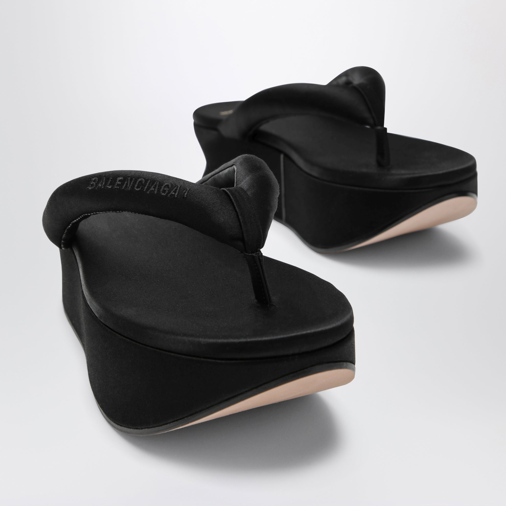 Tongs Gaeta en satin noir