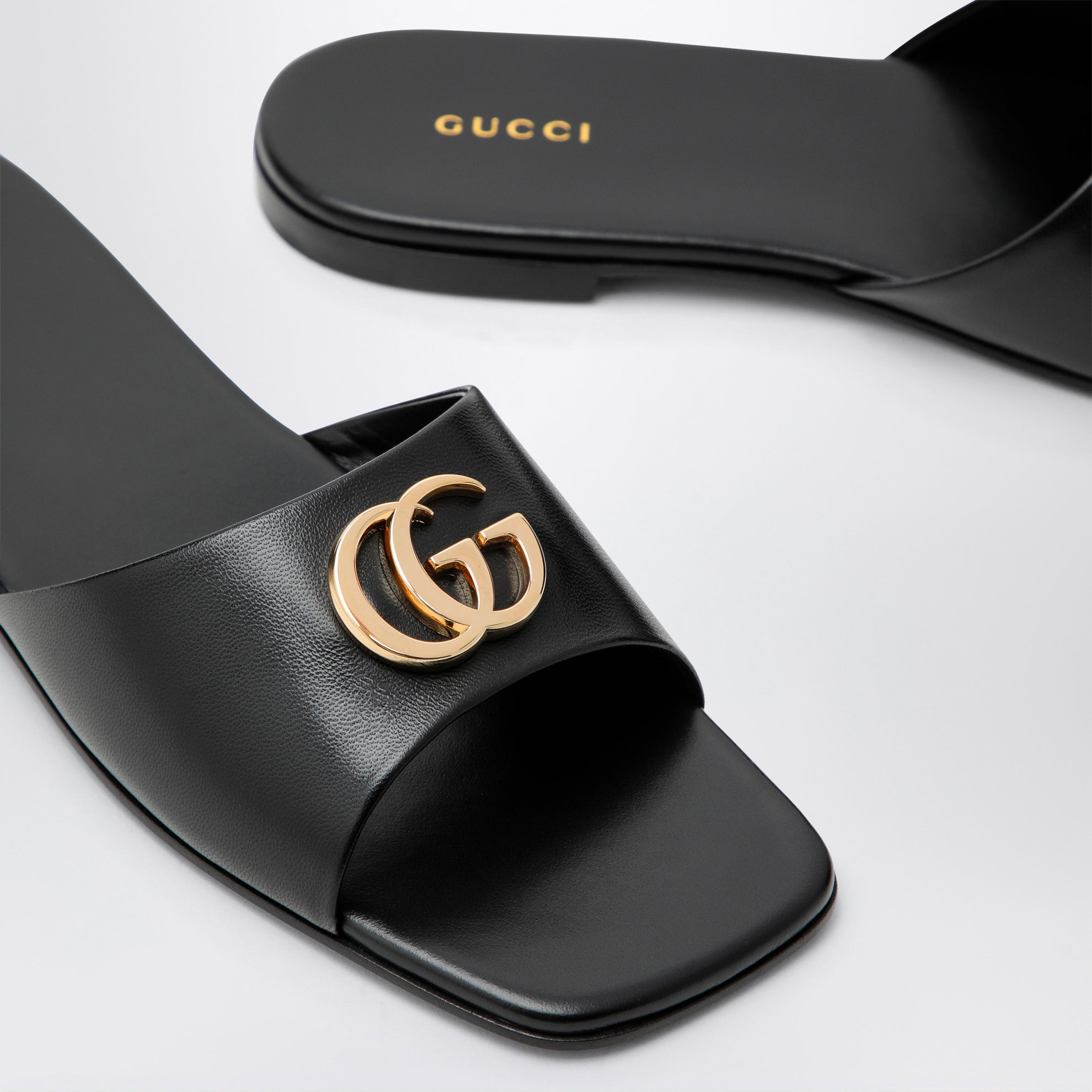Double G Slides aus schwarzem Nappaleder