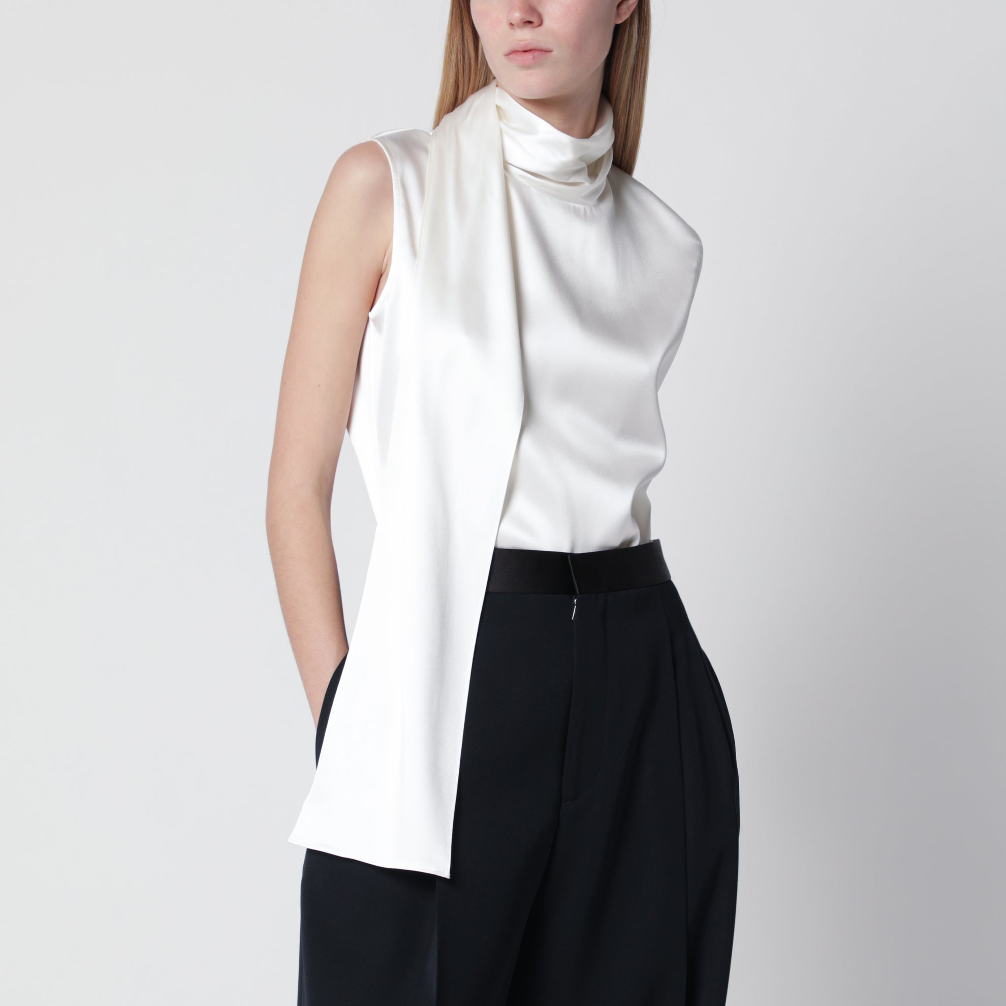 Top con sciarpa in satin di seta stretch bianco