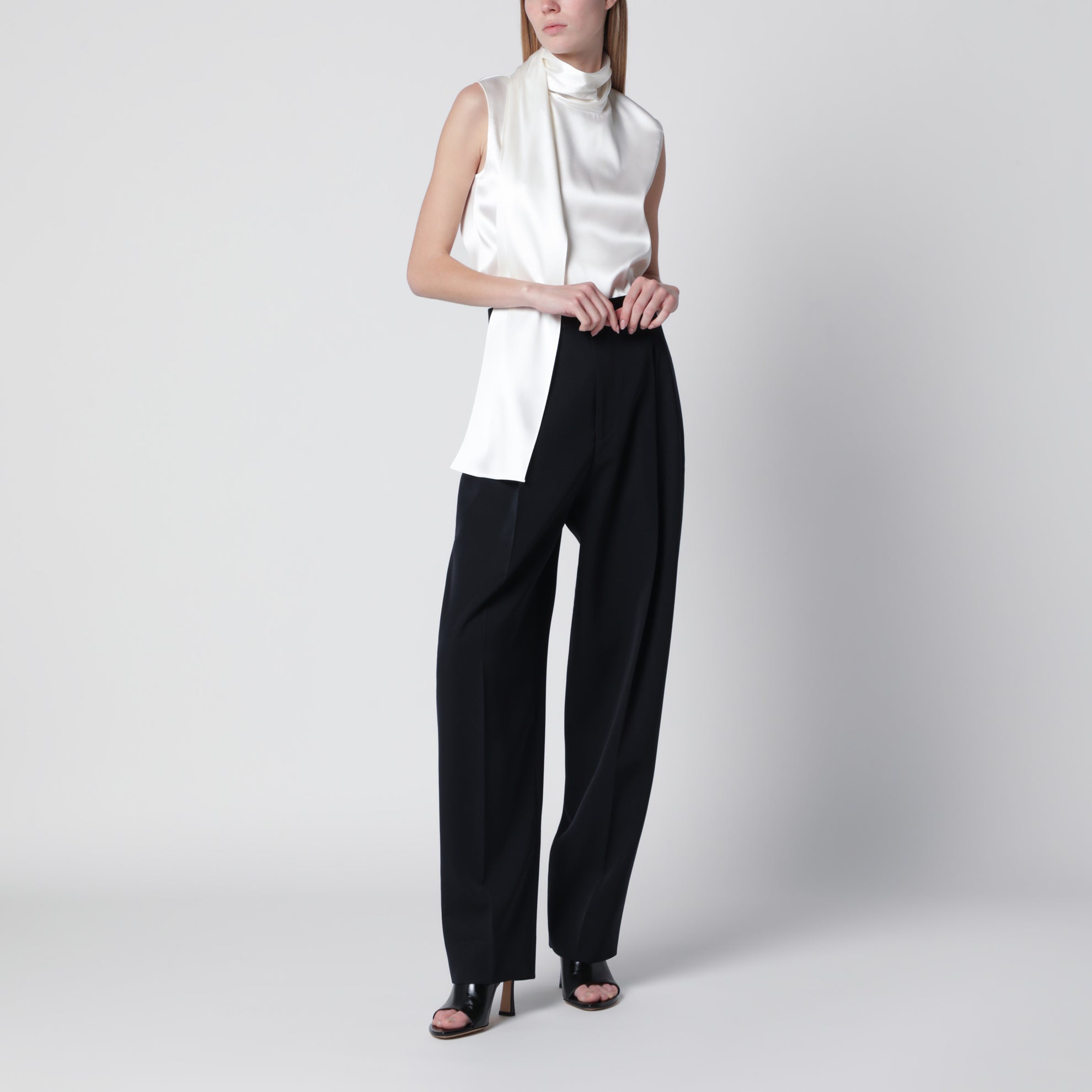 Top con sciarpa in satin di seta stretch bianco