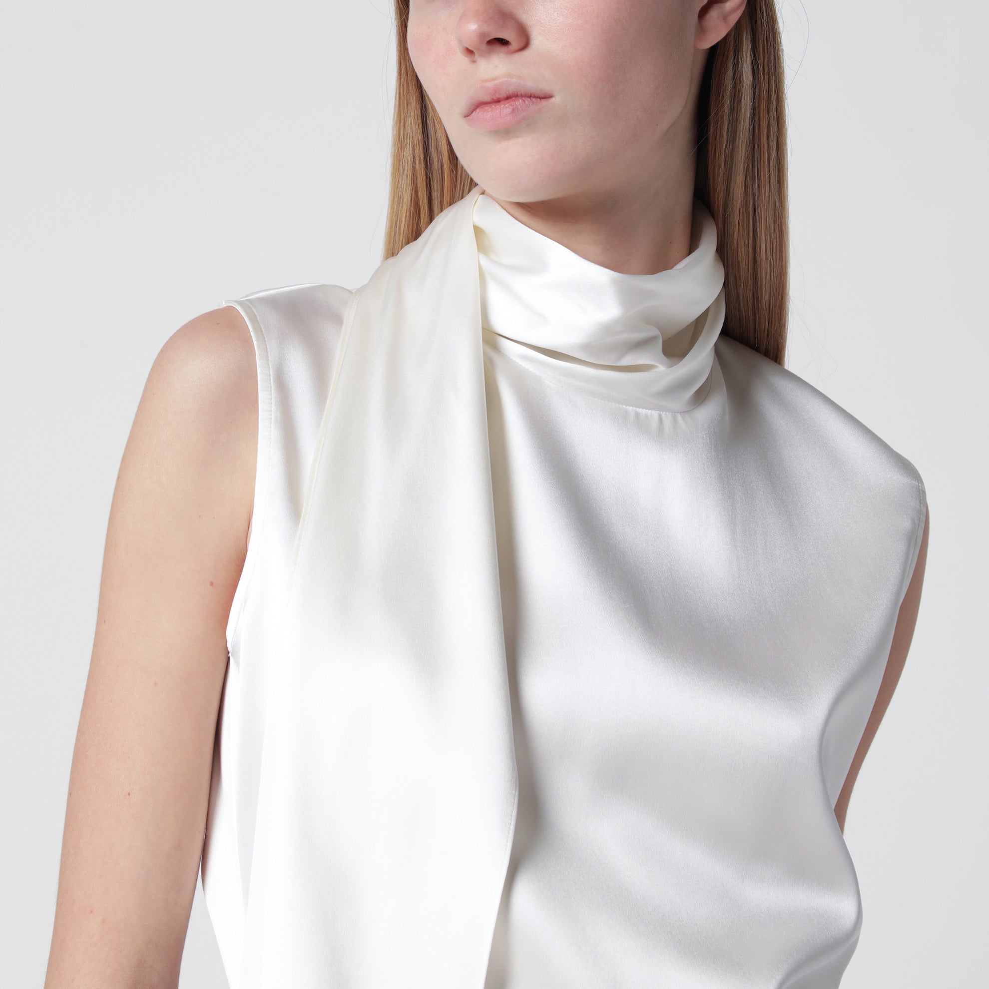 Top con sciarpa in satin di seta stretch bianco