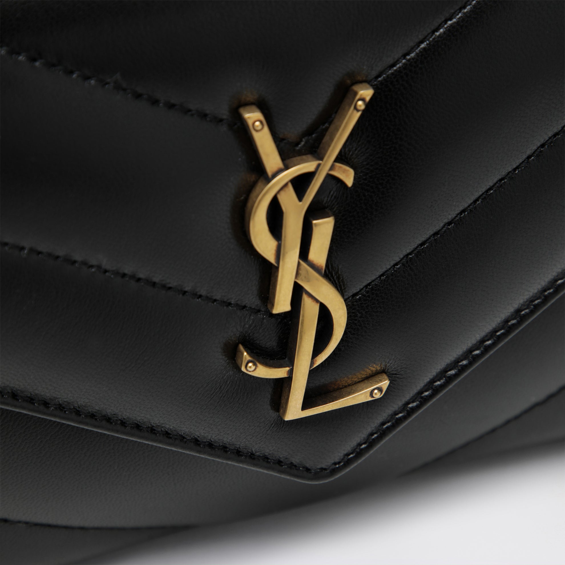 Loulou Schultertasche aus Leder mit Kettenriemen, schwarz