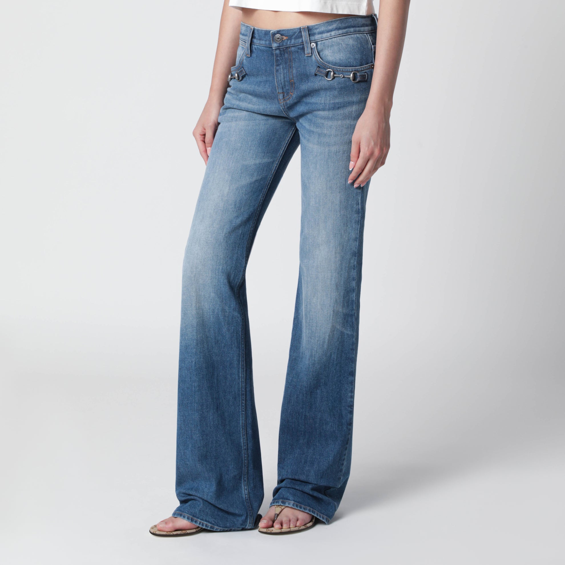 Low-Rise Flare-Jeans mit Horsebit aus Stretch-Denim, blau