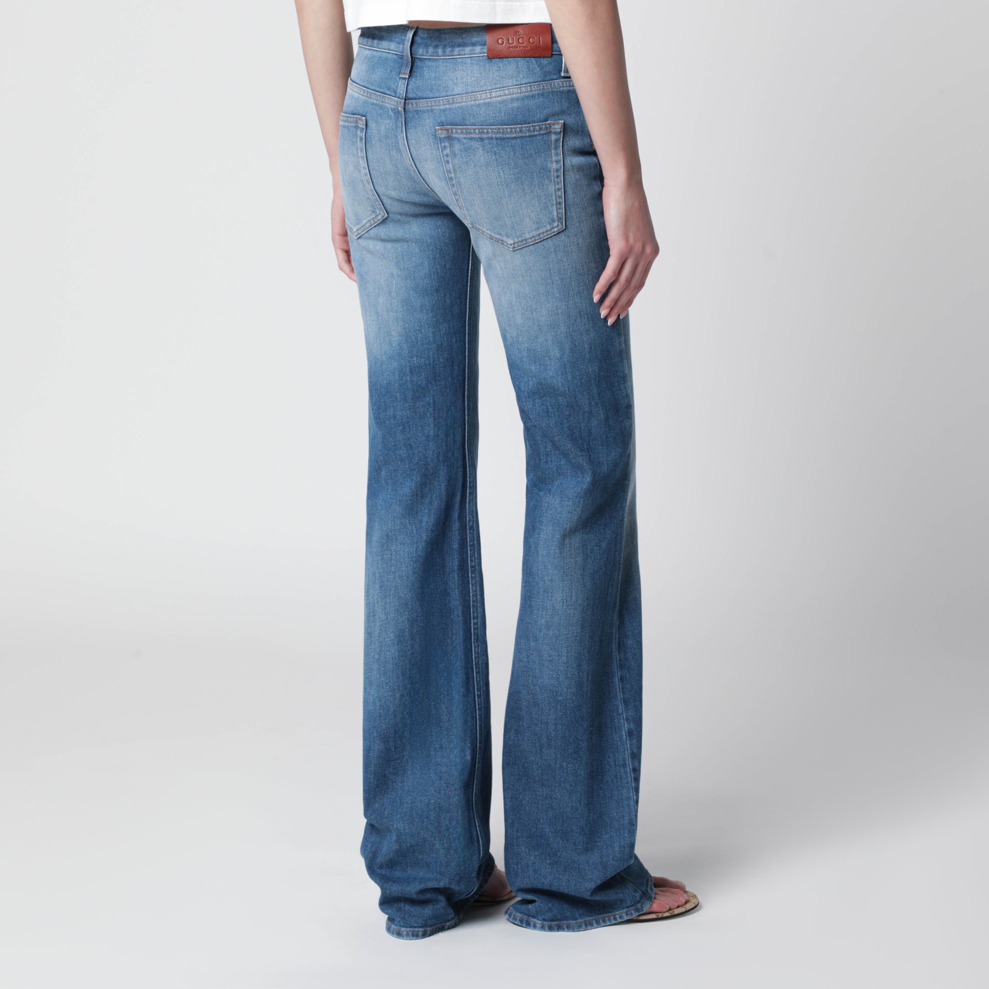 Low-Rise Flare-Jeans mit Horsebit aus Stretch-Denim, blau