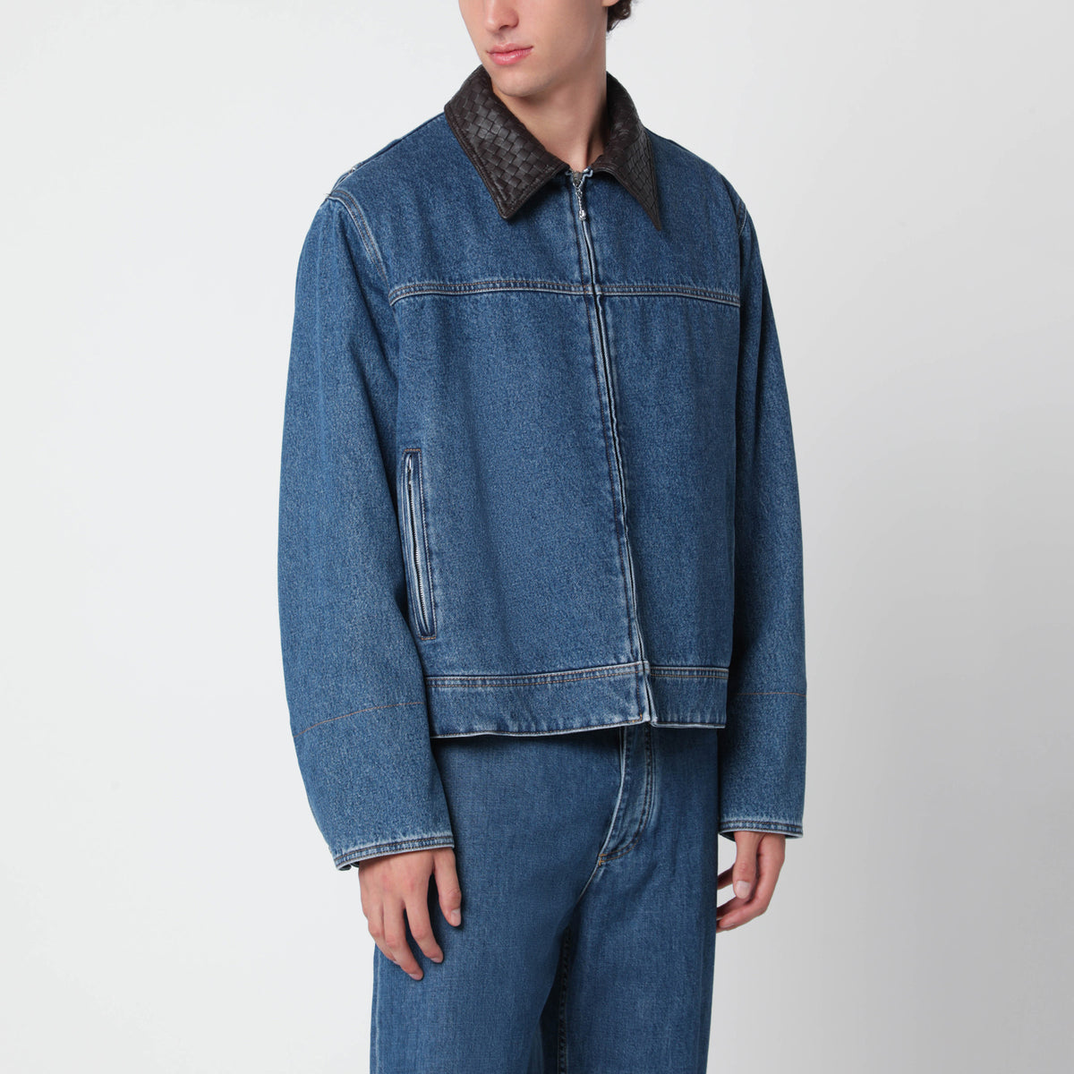 Blaue Denimjacke mit Intrecciato-Kragen