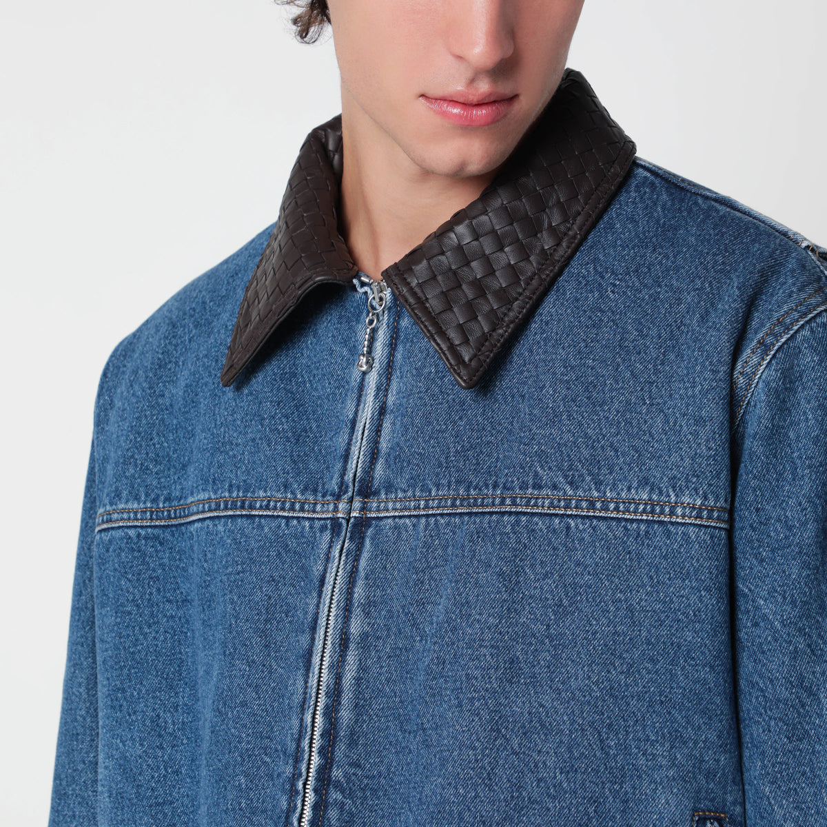 Blaue Denimjacke mit Intrecciato-Kragen