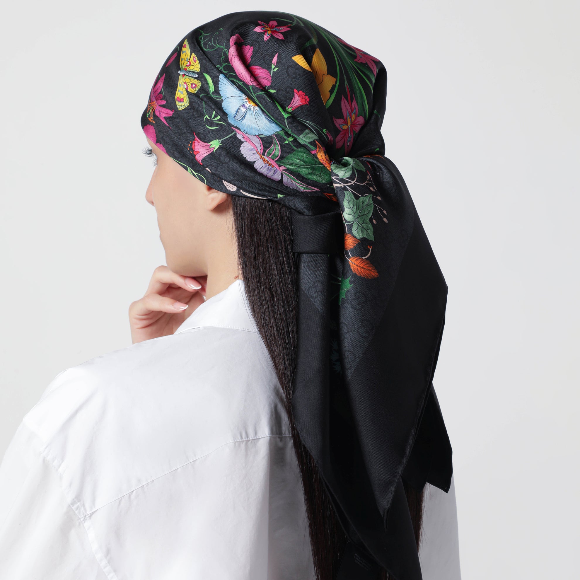 Carré aus Seidentwill mit GG Flora-Print in Schwarz