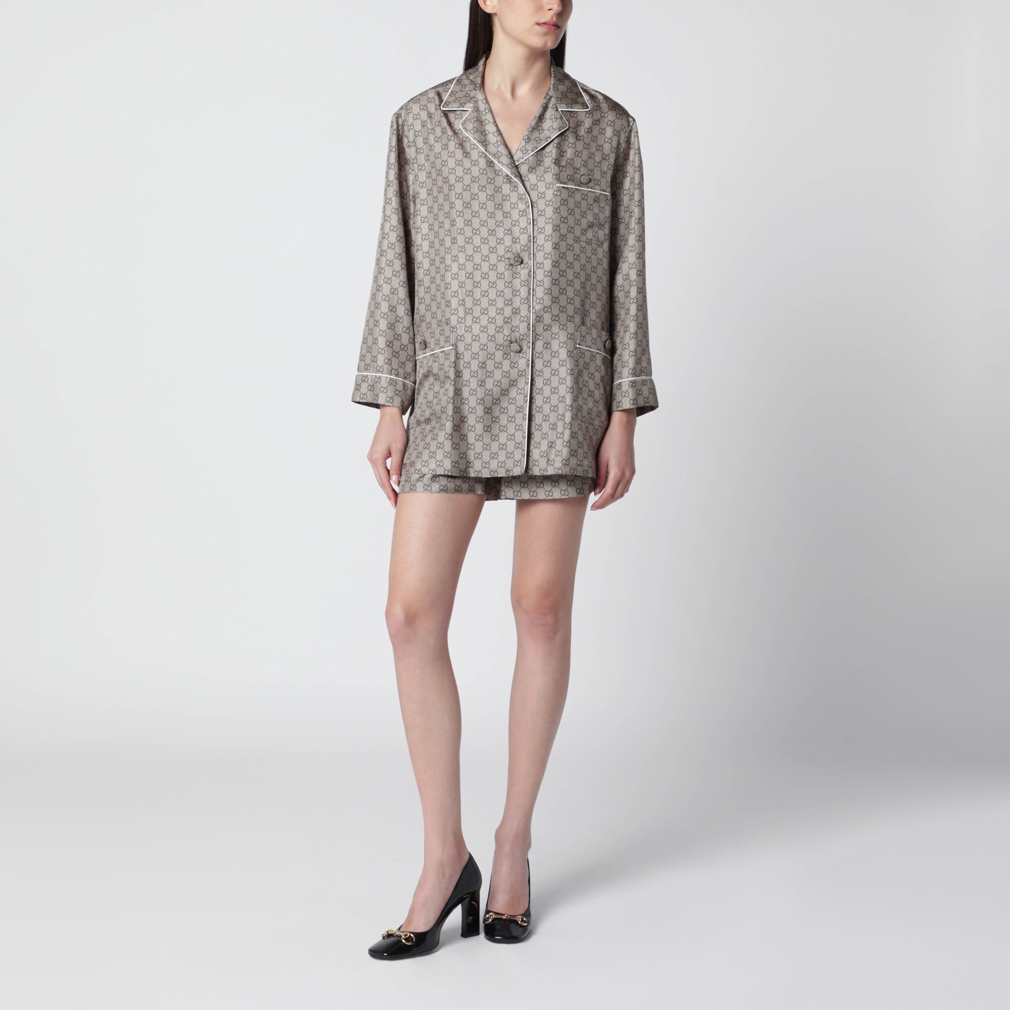 Shorts aus Seidentwill mit GG-Print in Beige