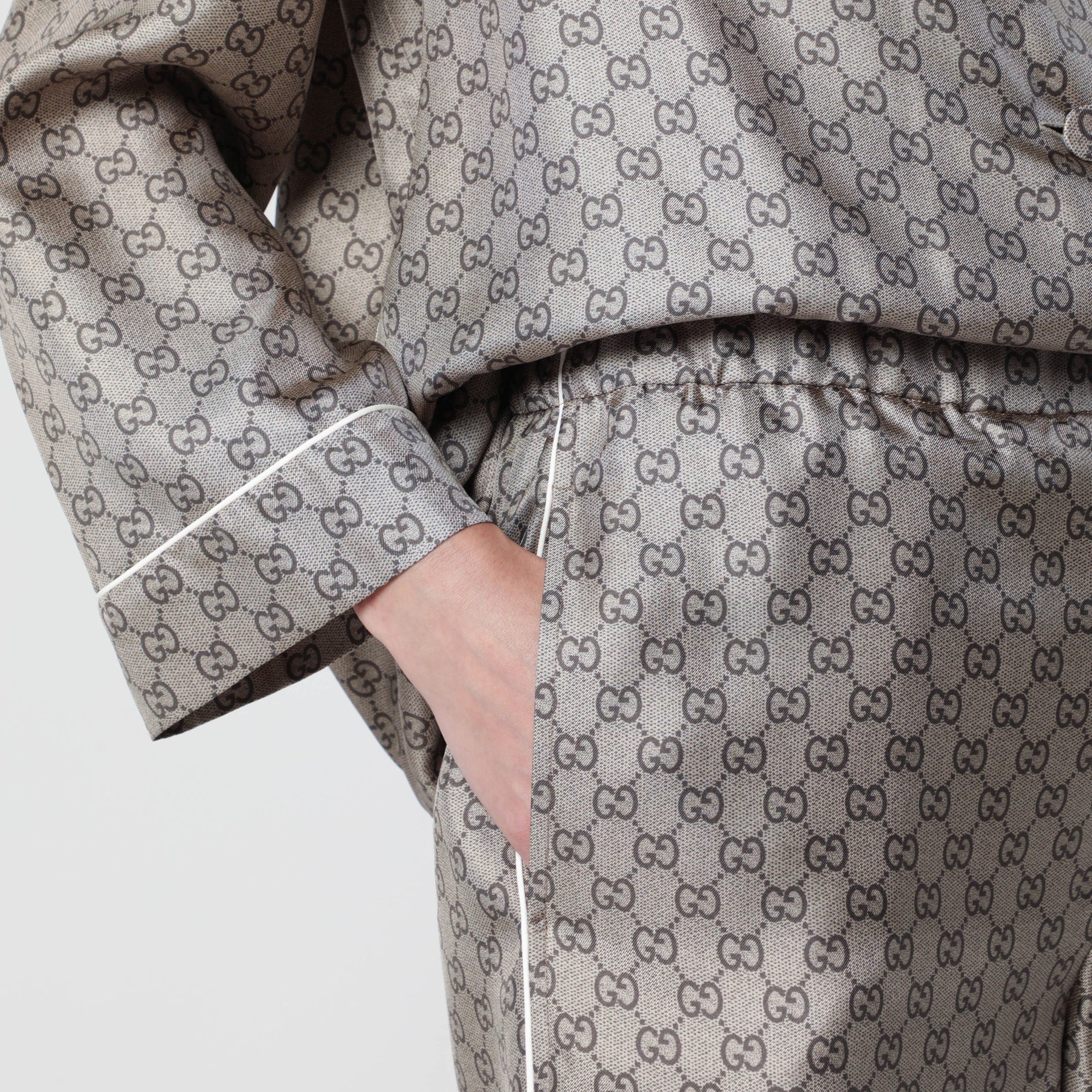 Shorts aus Seidentwill mit GG-Print in Beige