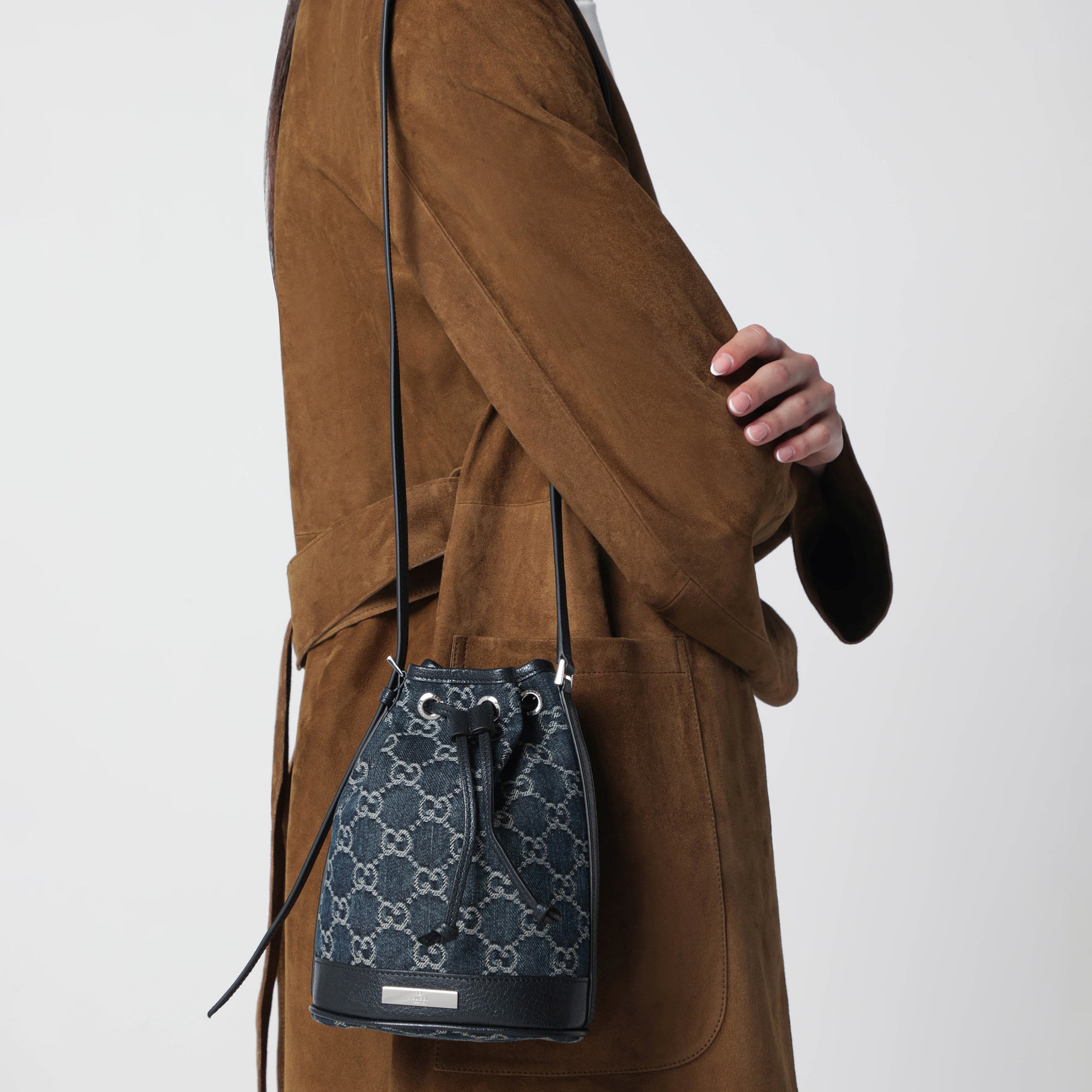 Mini borsa a secchiello in denim GG délavé blu