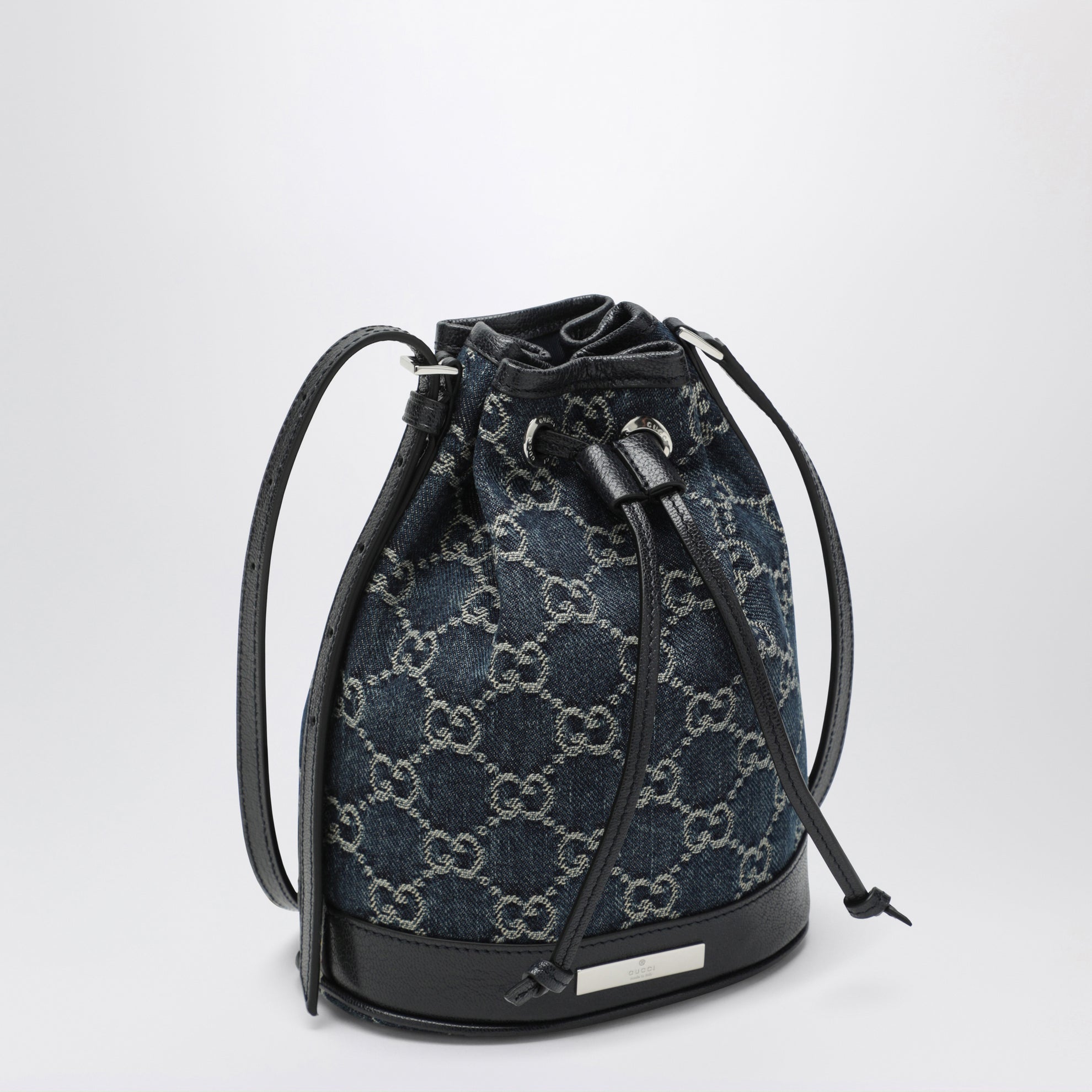 Mini borsa a secchiello in denim GG délavé blu