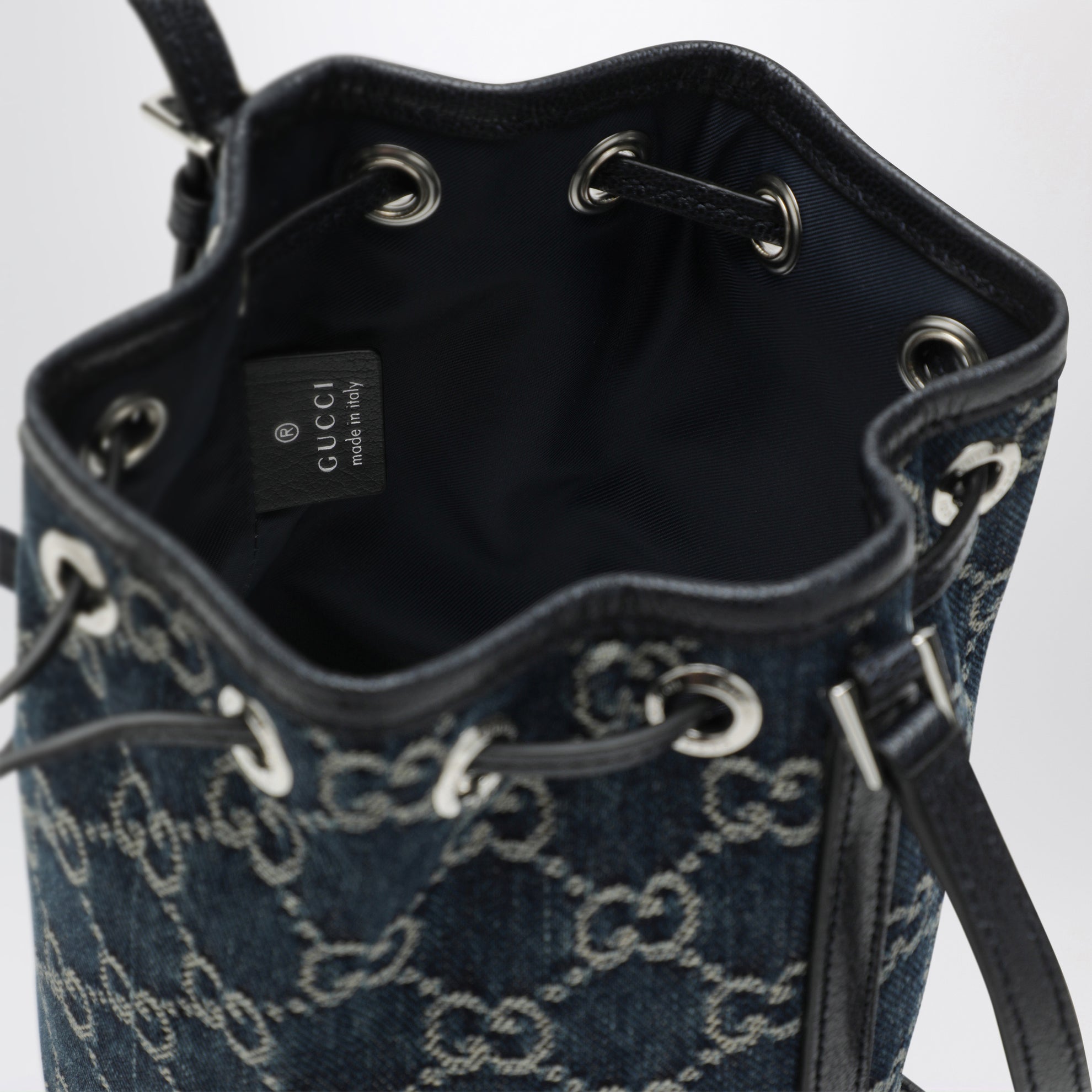 Mini borsa a secchiello in denim GG délavé blu
