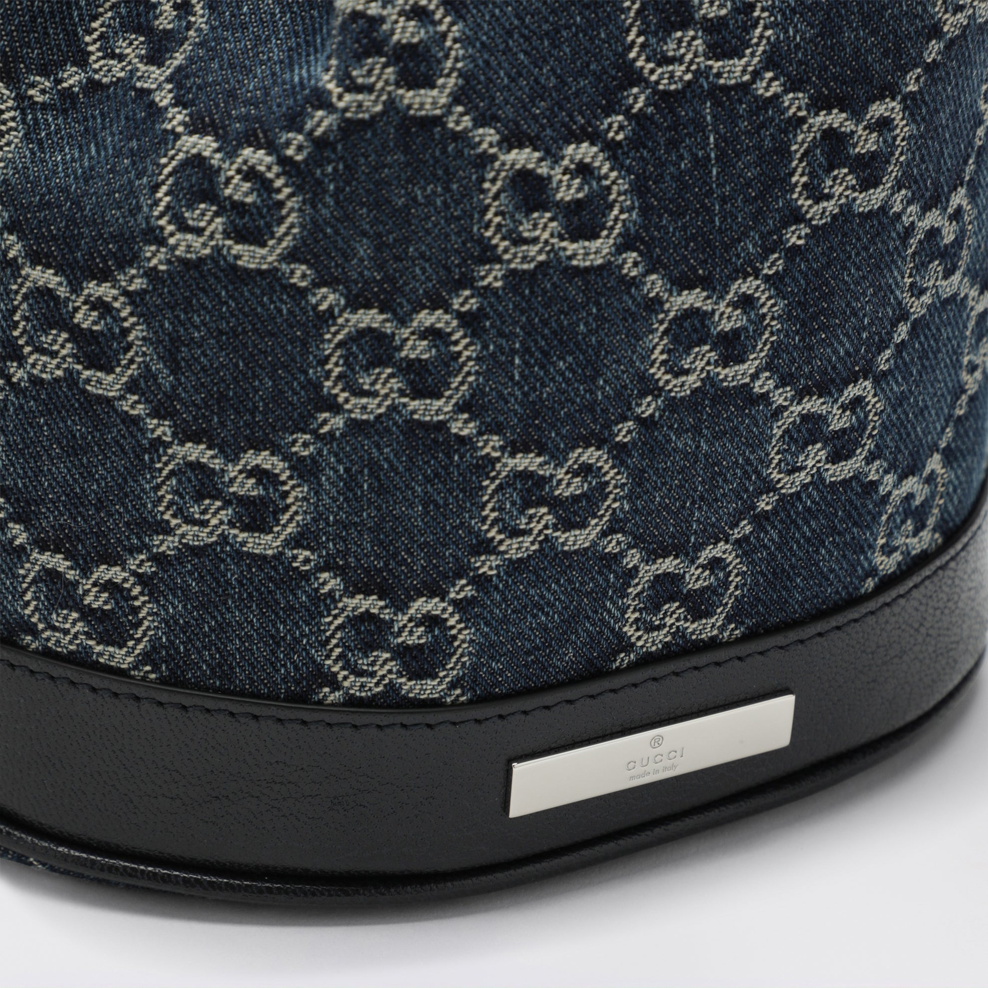 Mini borsa a secchiello in denim GG délavé blu