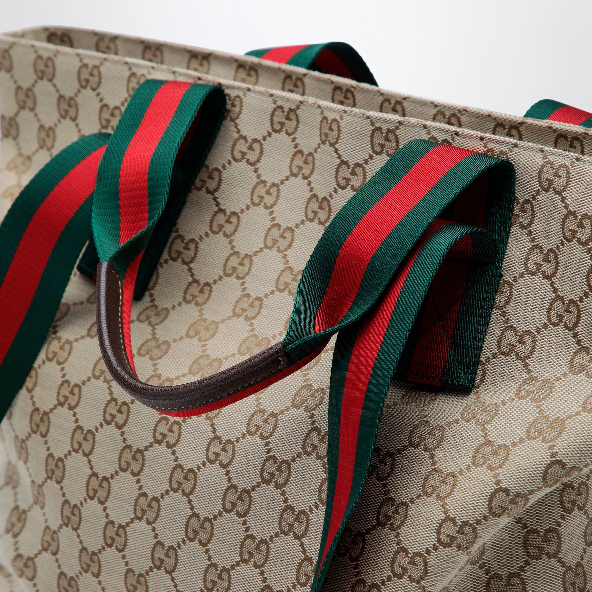 Shopping-Tasche in kleiner Größe aus GG-Gewebe in Sandbeige