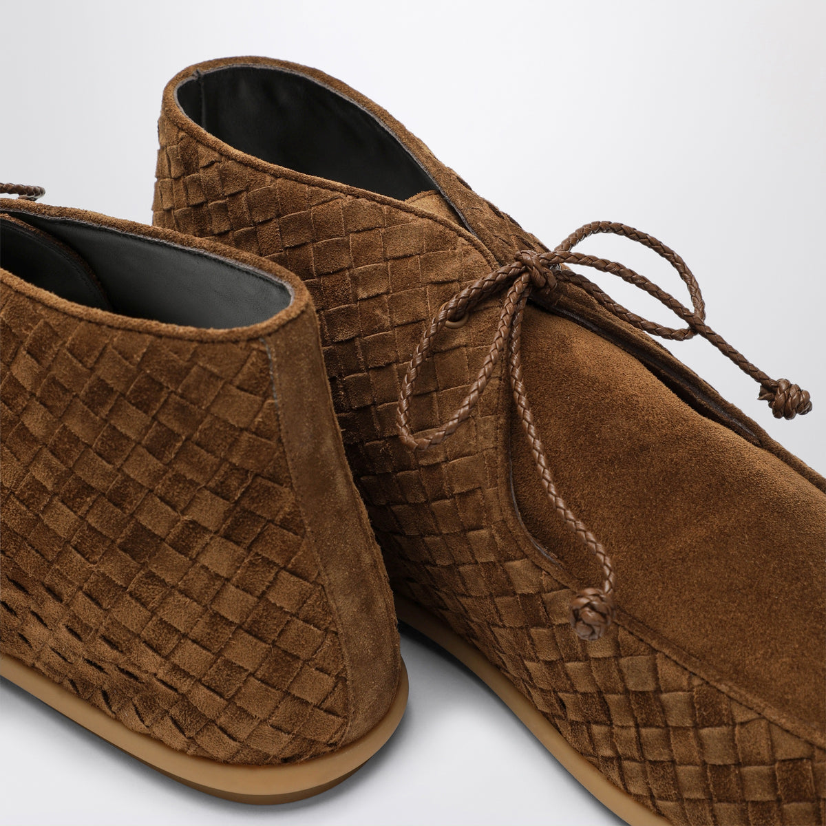 Braune Schnürschuhe aus Intreccio-Wildleder