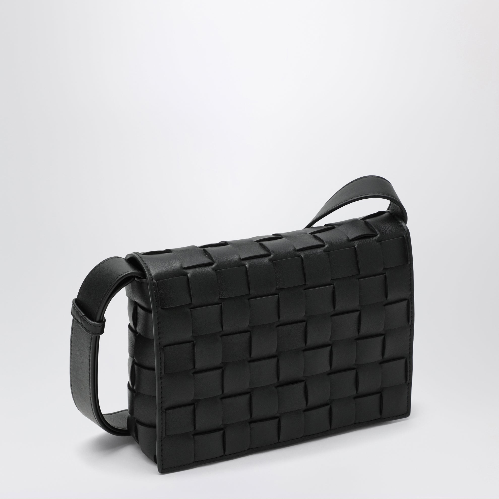 Borsa messenger Orto in pelle di vitello intrecciata nera