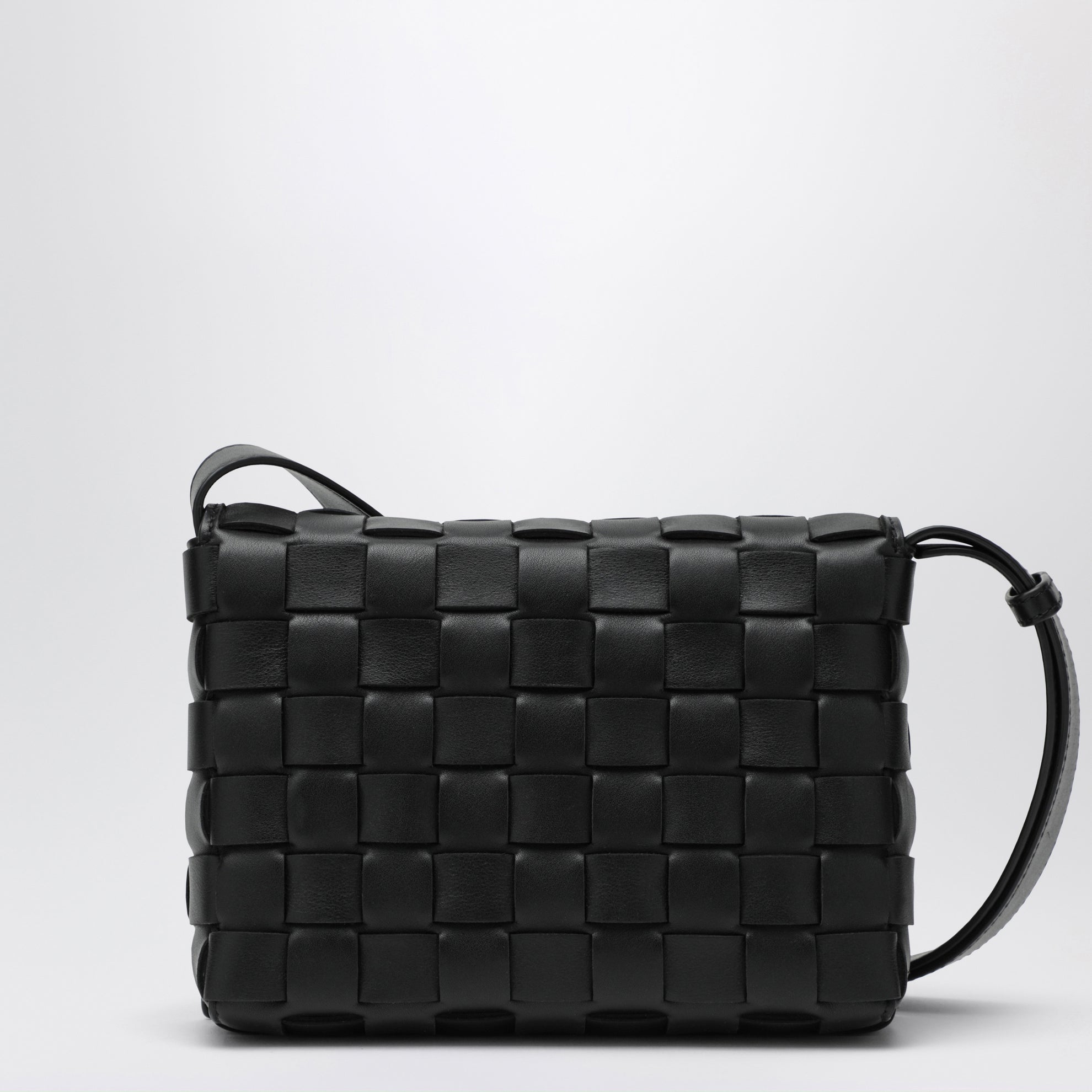 Borsa messenger Orto in pelle di vitello intrecciata nera