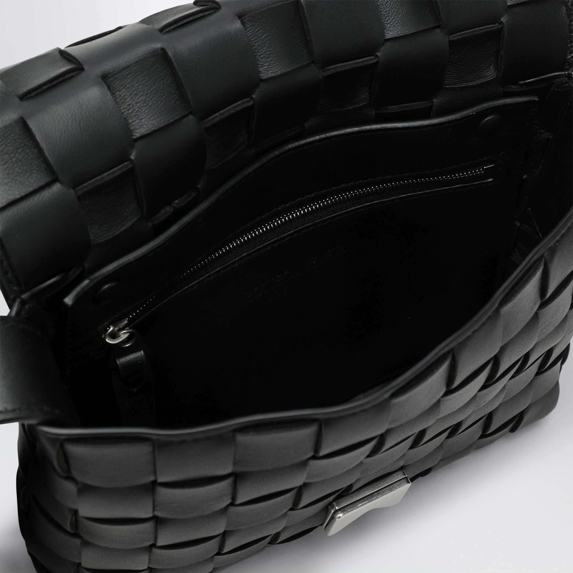 Borsa messenger Orto in pelle di vitello intrecciata nera
