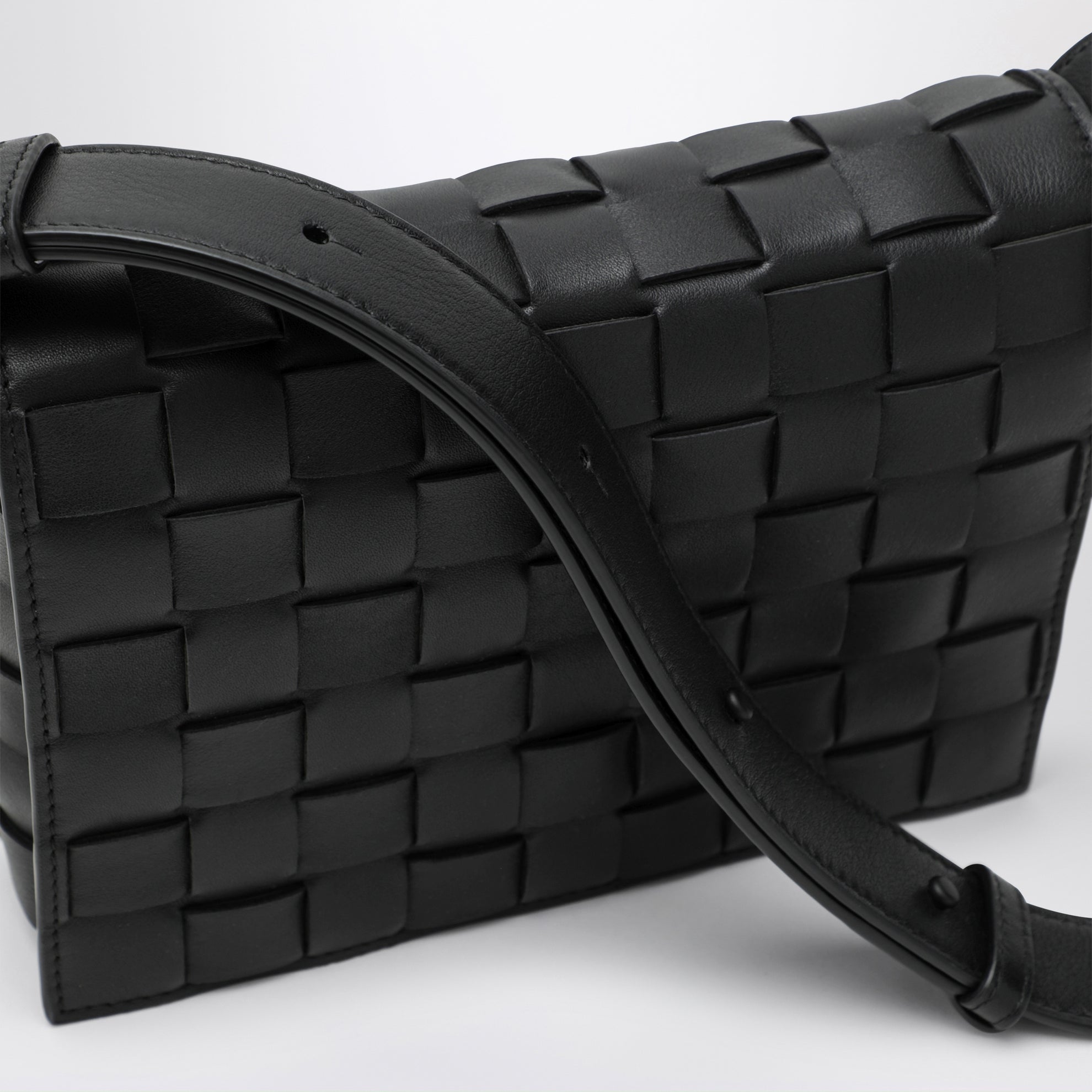 Borsa messenger Orto in pelle di vitello intrecciata nera