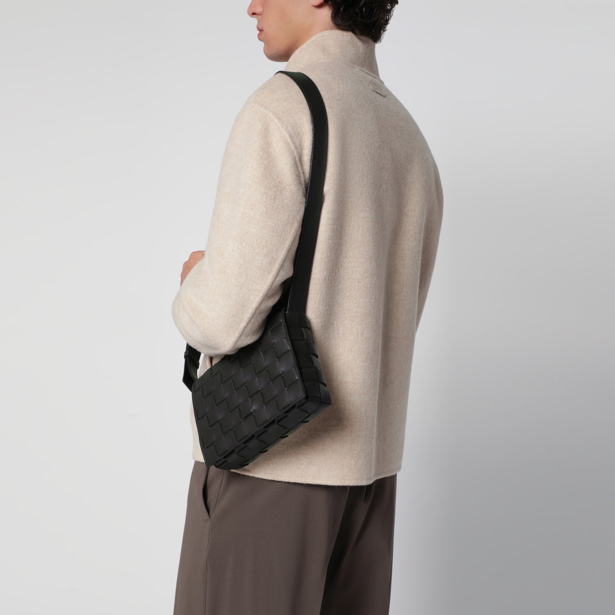 Sac messenger Orto en cuir de veau tressé Espresso