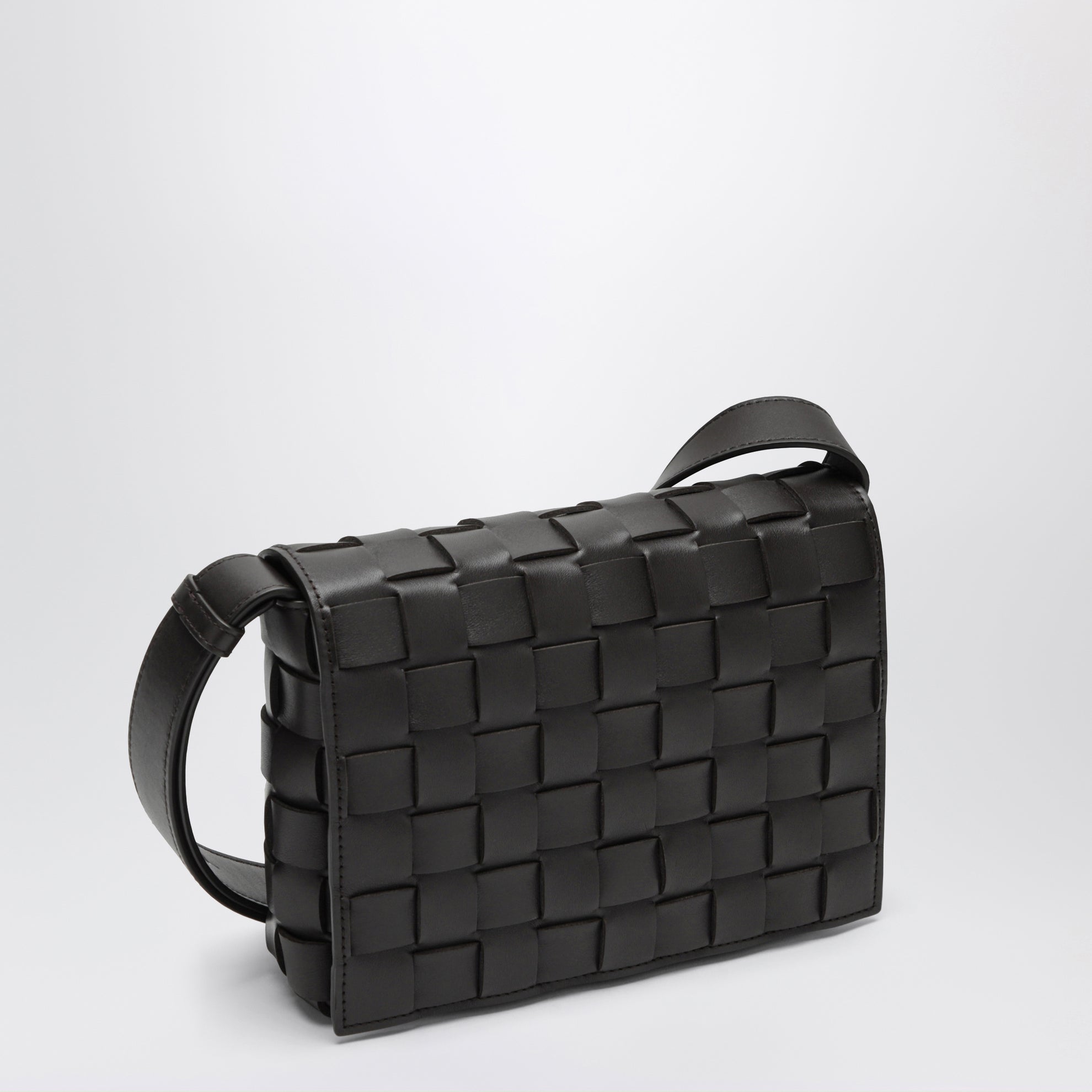 Sac messenger Orto en cuir de veau tressé Espresso