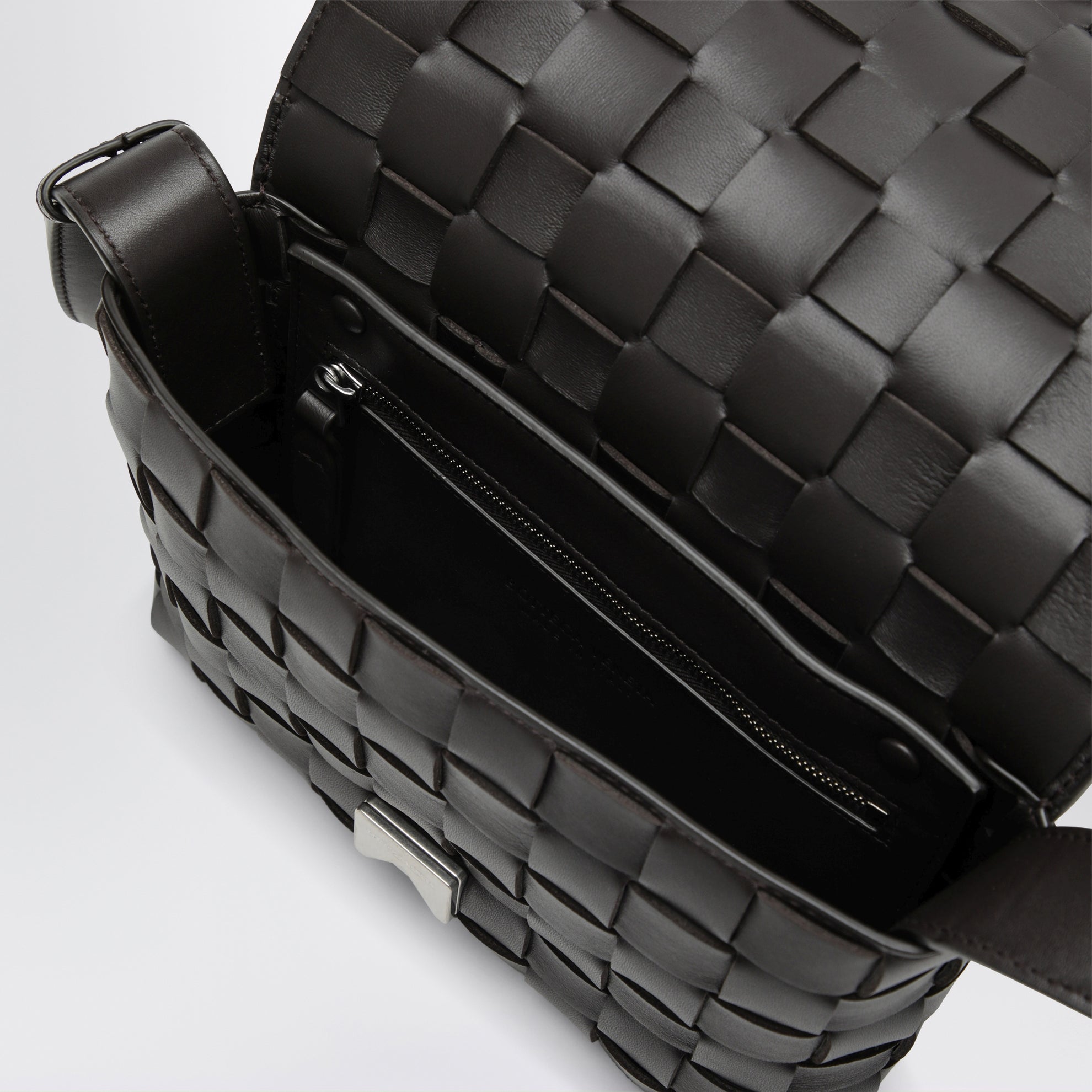 Sac messenger Orto en cuir de veau tressé Espresso