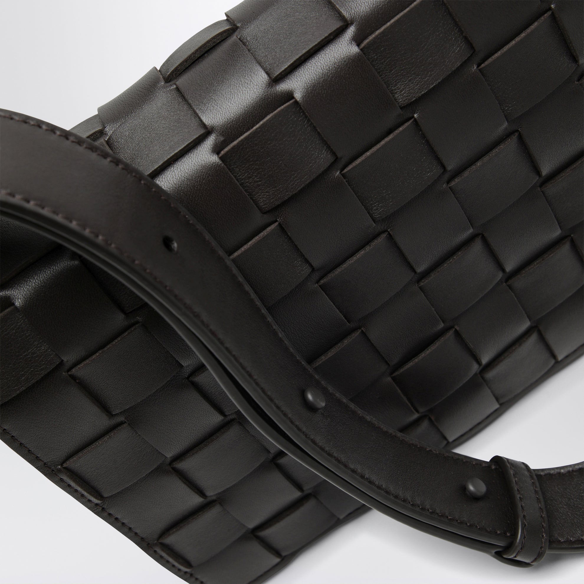 Sac messenger Orto en cuir de veau tressé Espresso