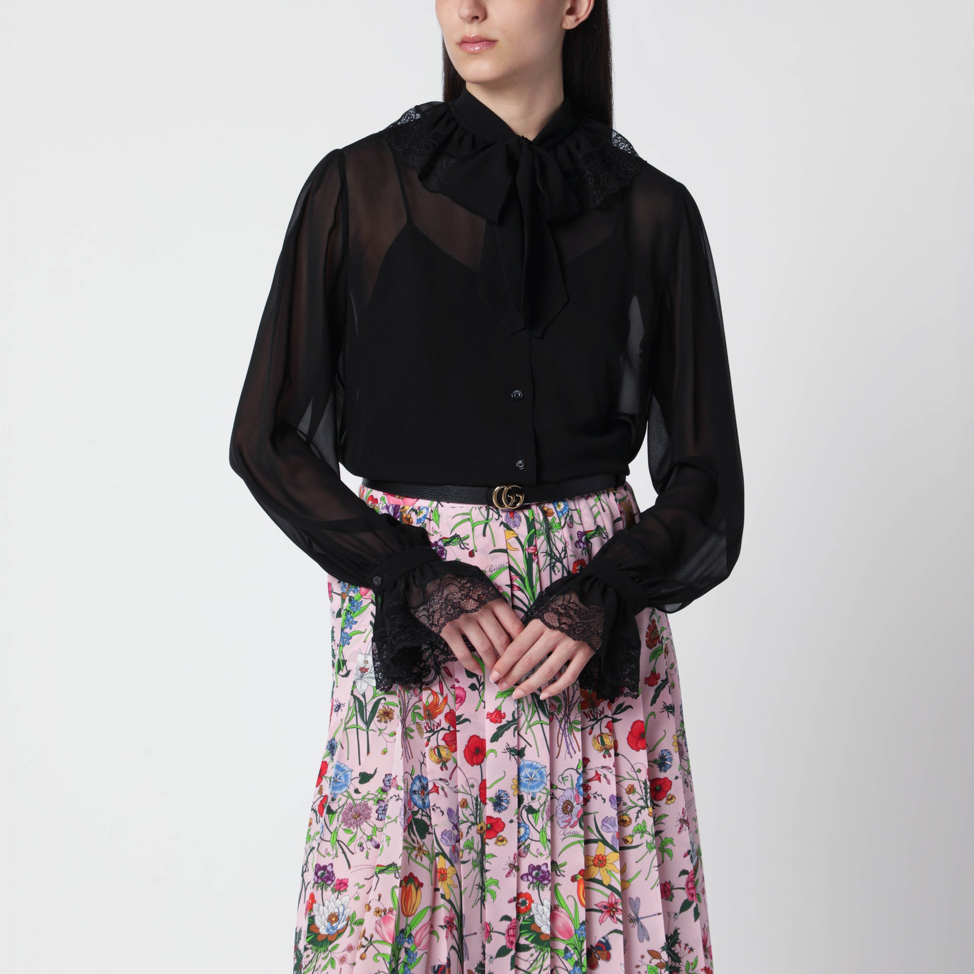 Seidengeorgette-Bluse mit Spitze und Schleife in Schwarz