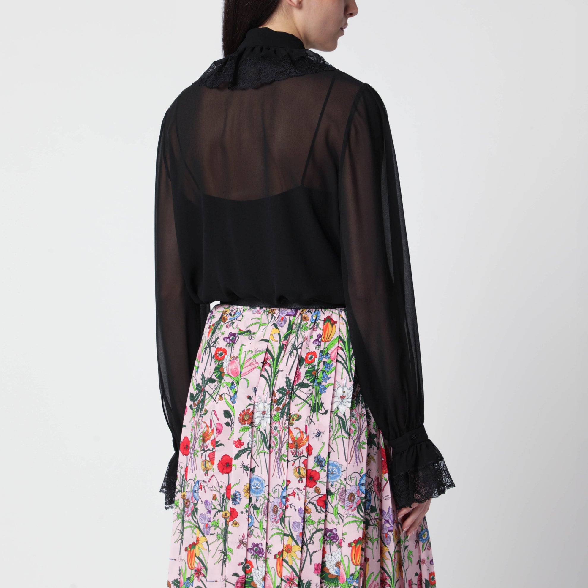Seidengeorgette-Bluse mit Spitze und Schleife in Schwarz