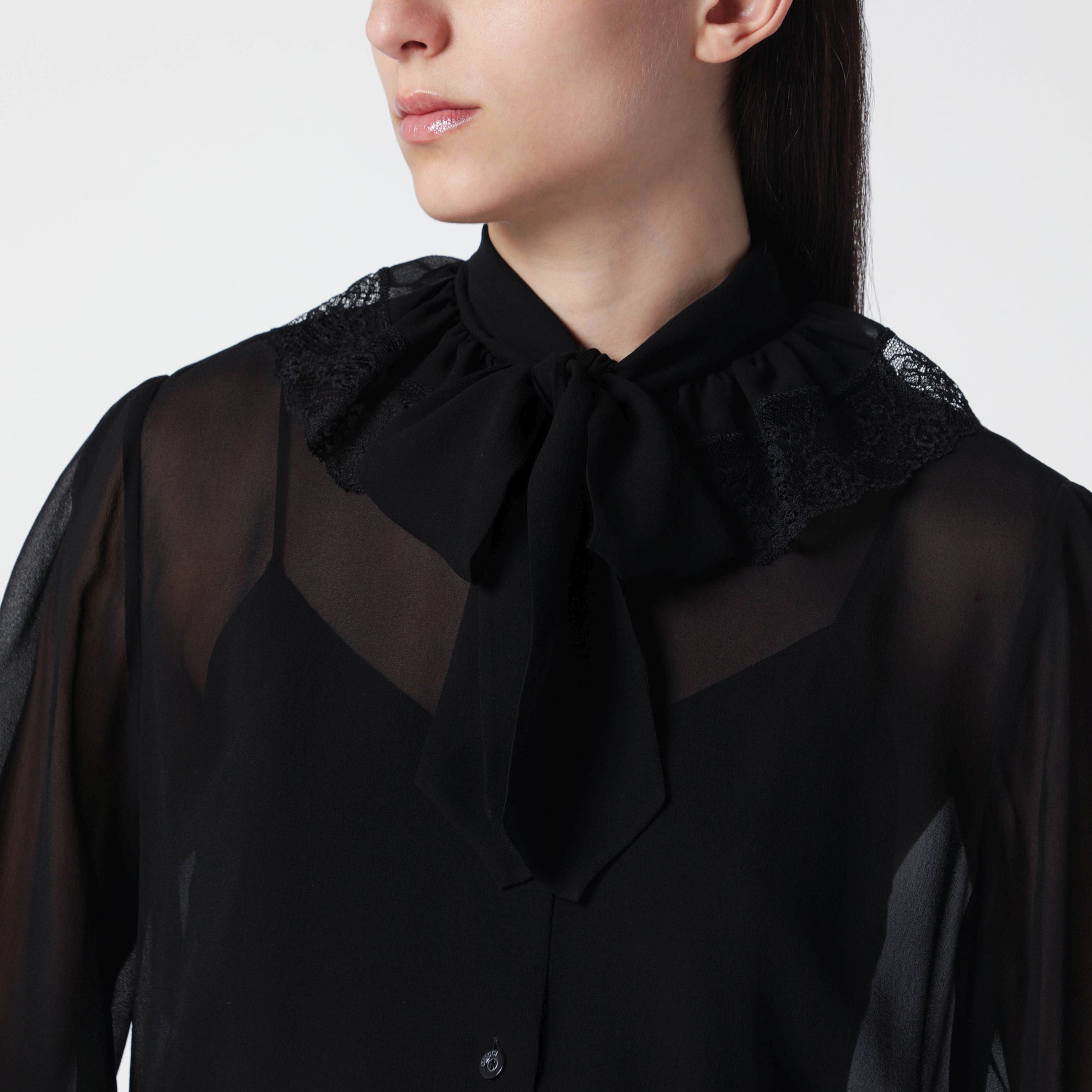 Seidengeorgette-Bluse mit Spitze und Schleife in Schwarz