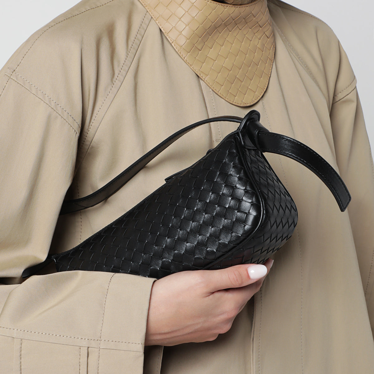 Black Nodo shoulder bag in nappa leather