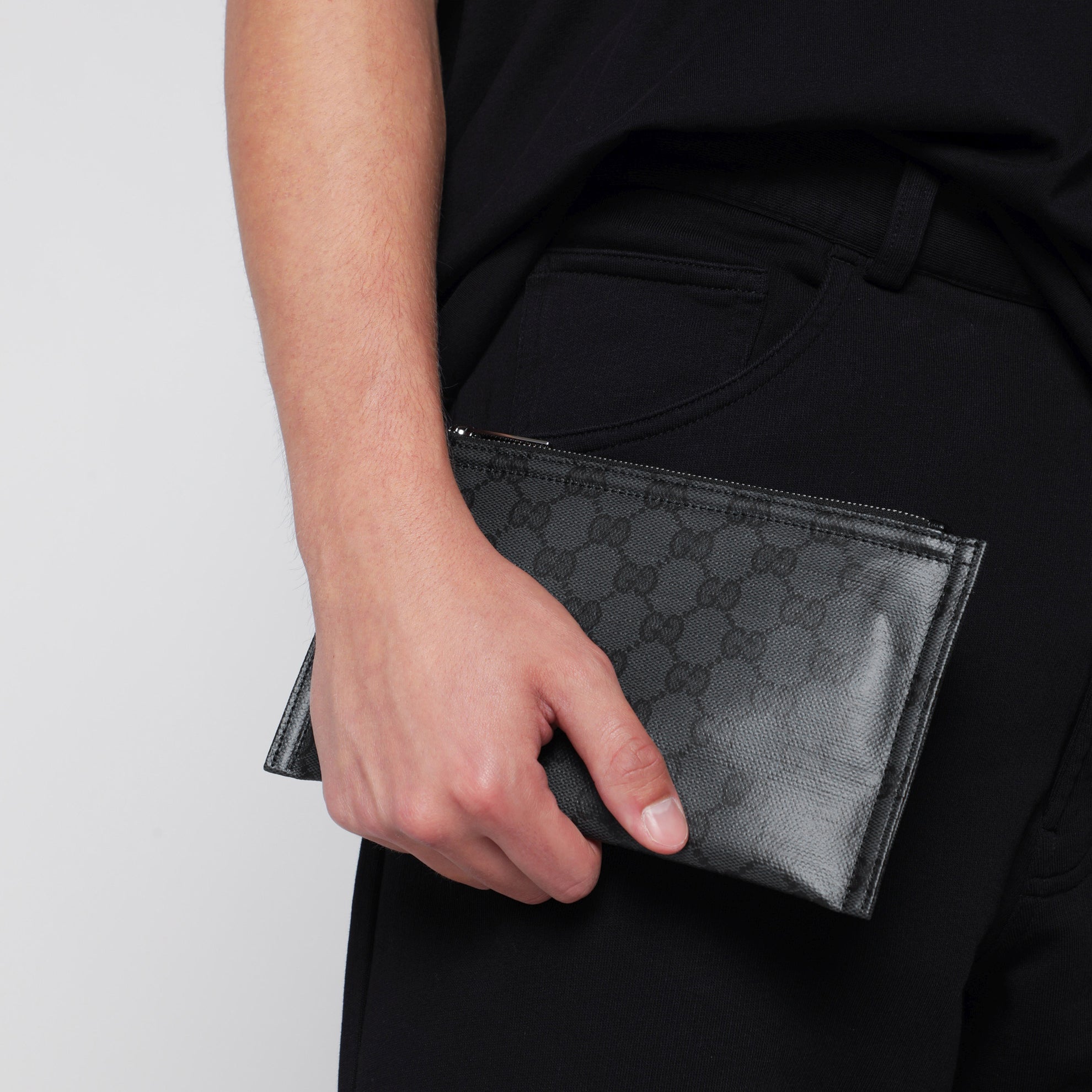 Pochette piccola Gucci Essence Classic in tela rivestita GG nera