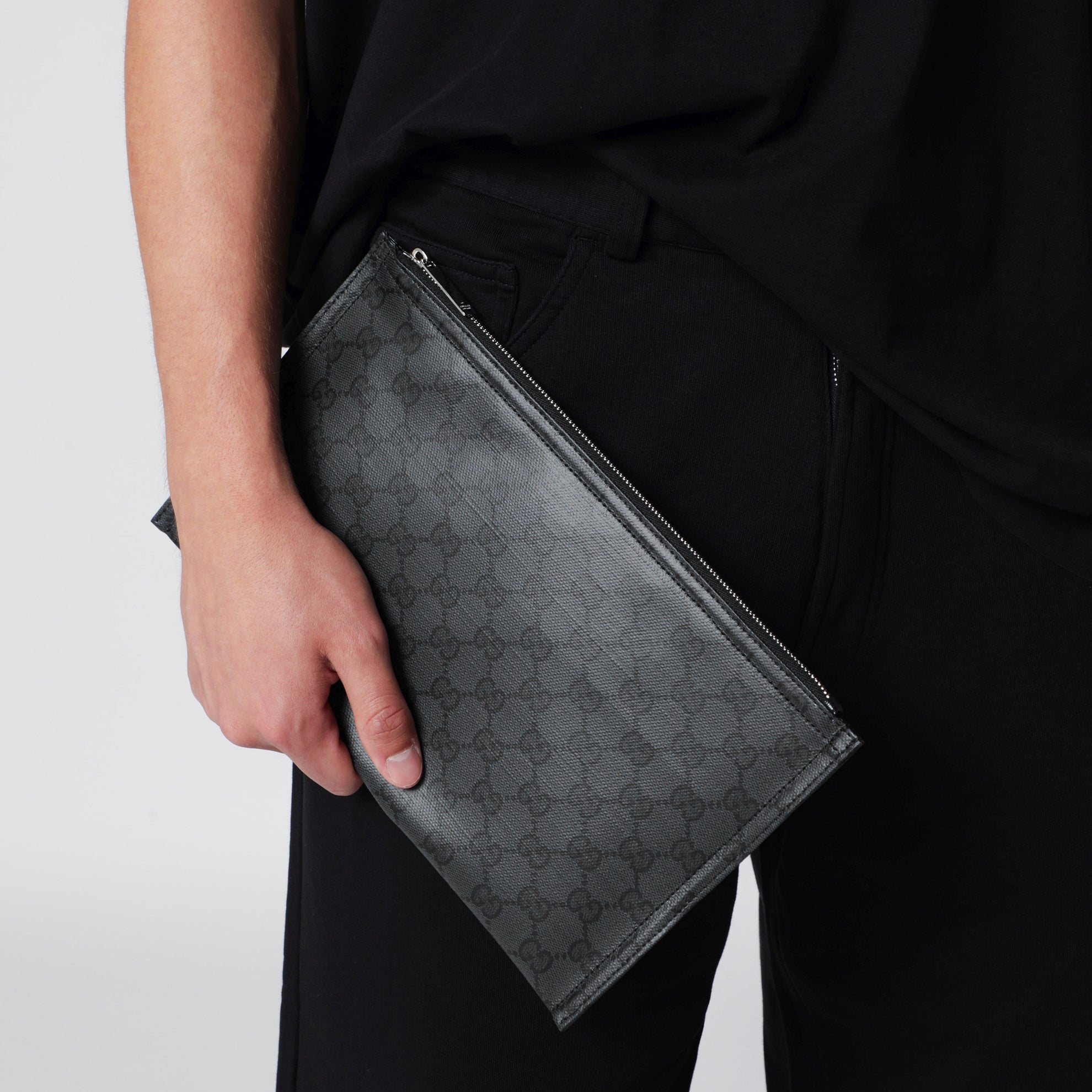 Pochette media Gucci Essence Classic in tela rivestita GG nera