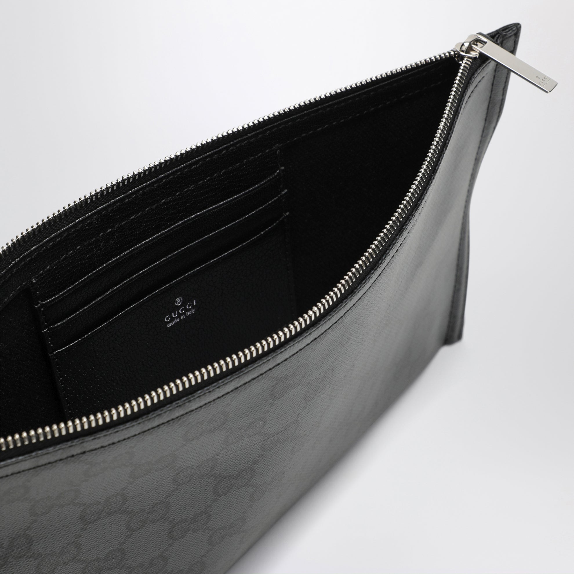 Pochette media Gucci Essence Classic in tela rivestita GG nera