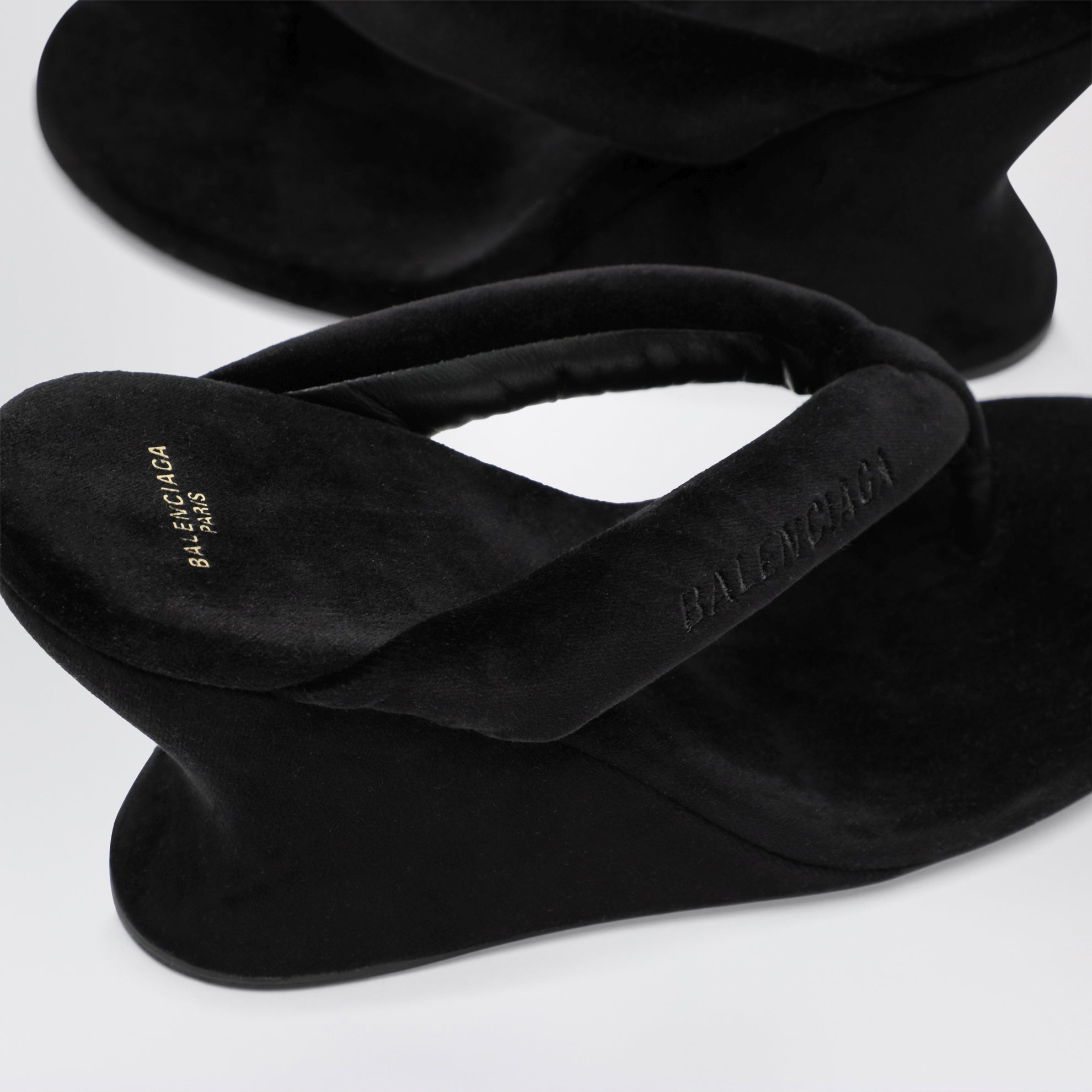 Wedge thong sandals Gaeta in black stretch velvet