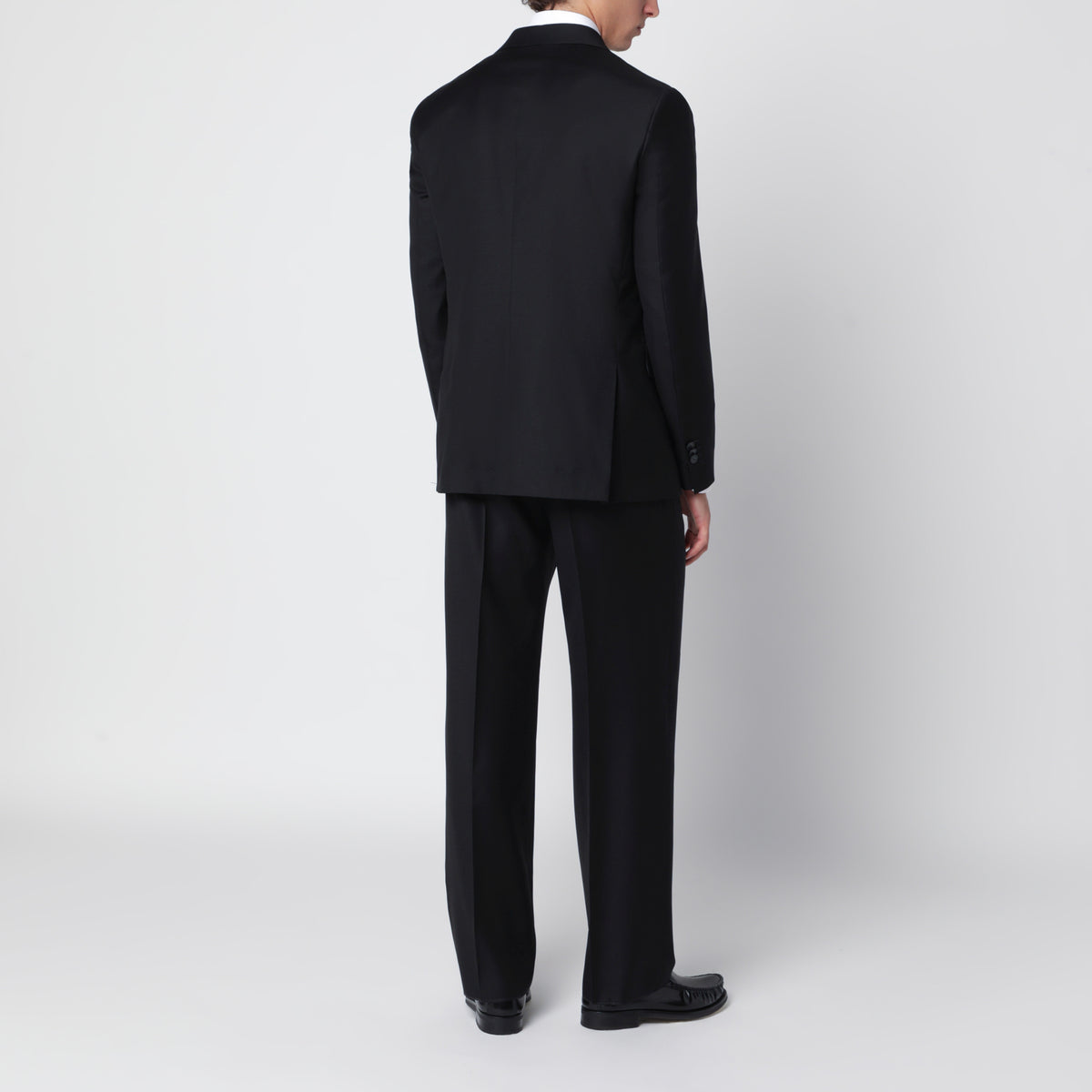 Black single-breasted suit in wool