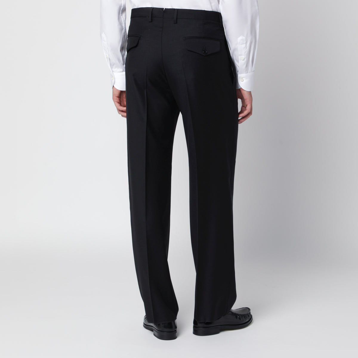 Black single-breasted suit in wool