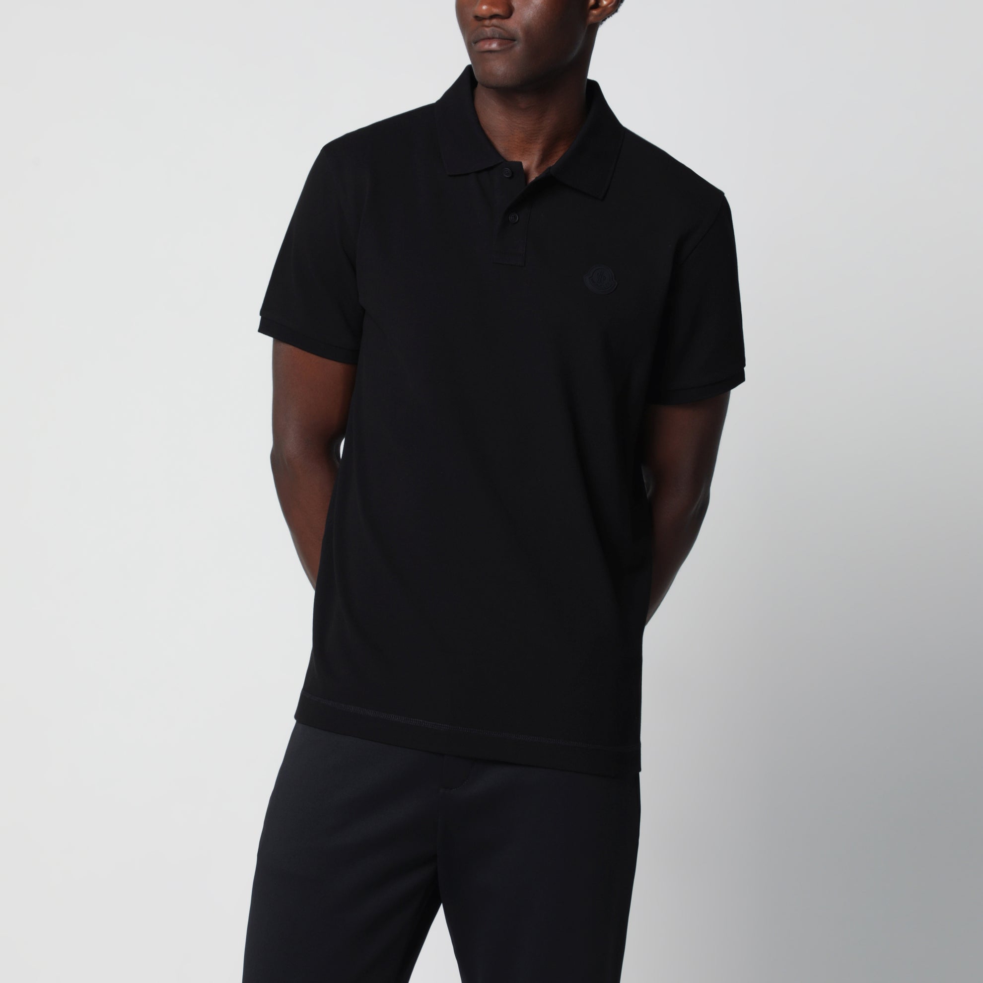 Polo noir en piqué de coton avec patch logo