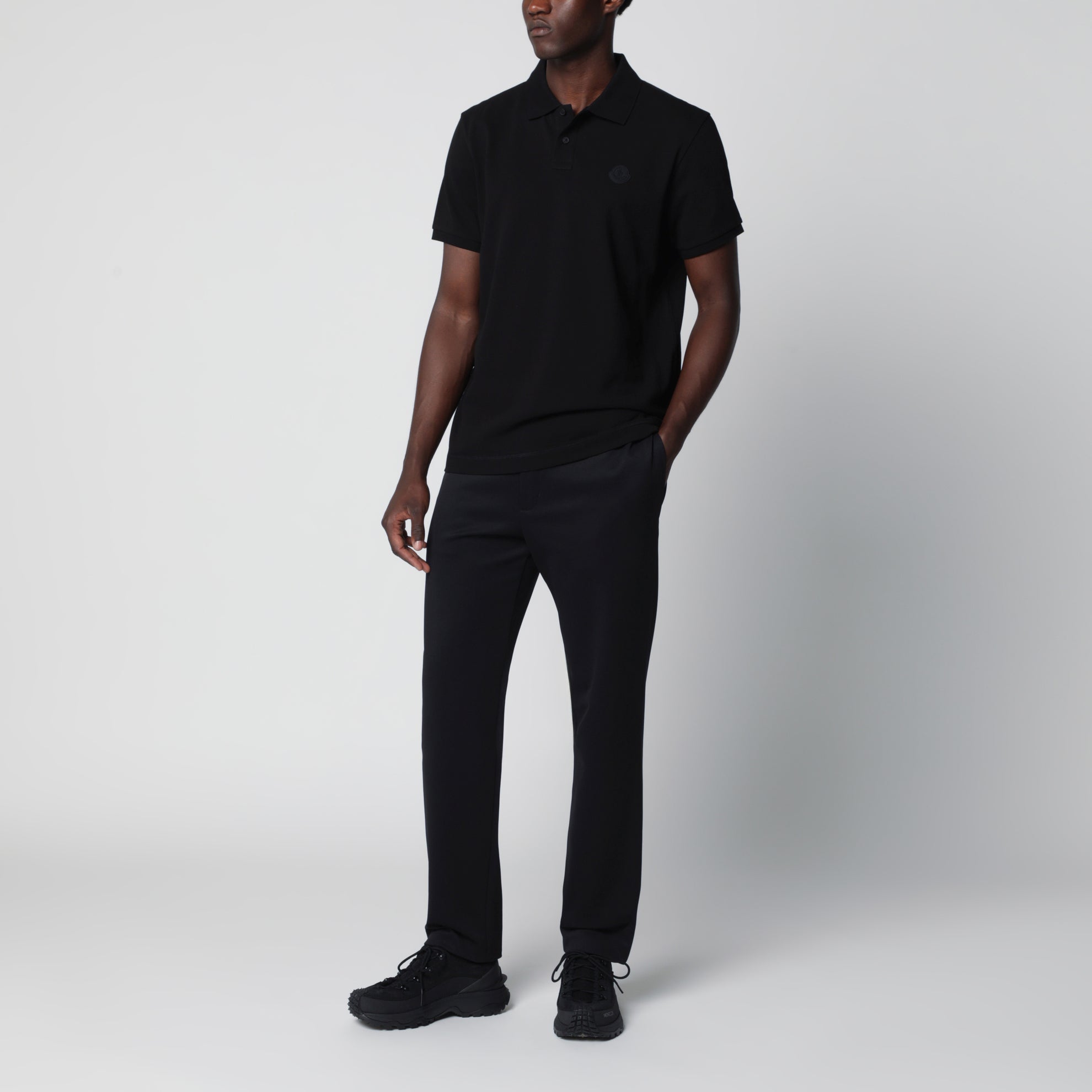 Polo noir en piqué de coton avec patch logo