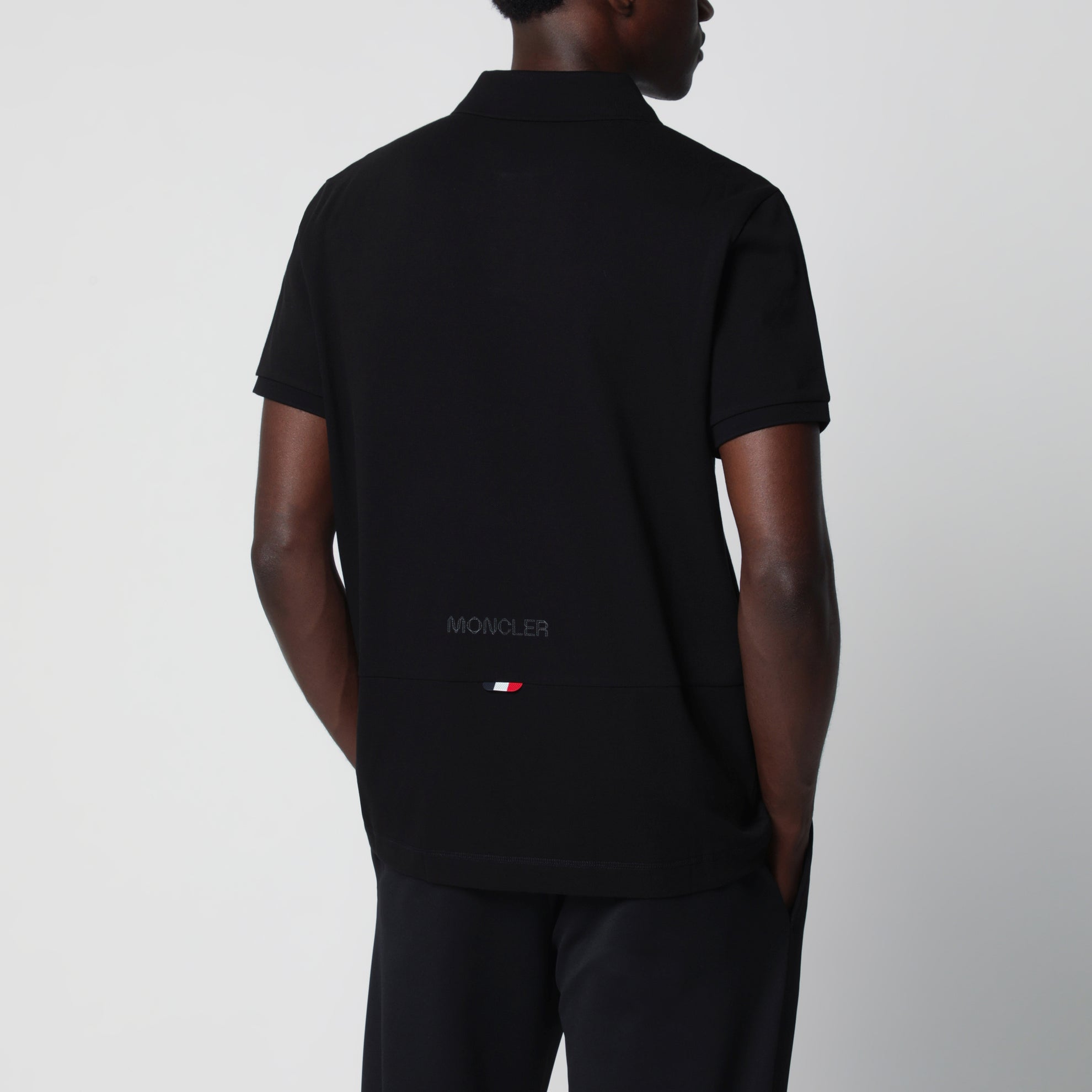 Polo noir en piqué de coton avec patch logo