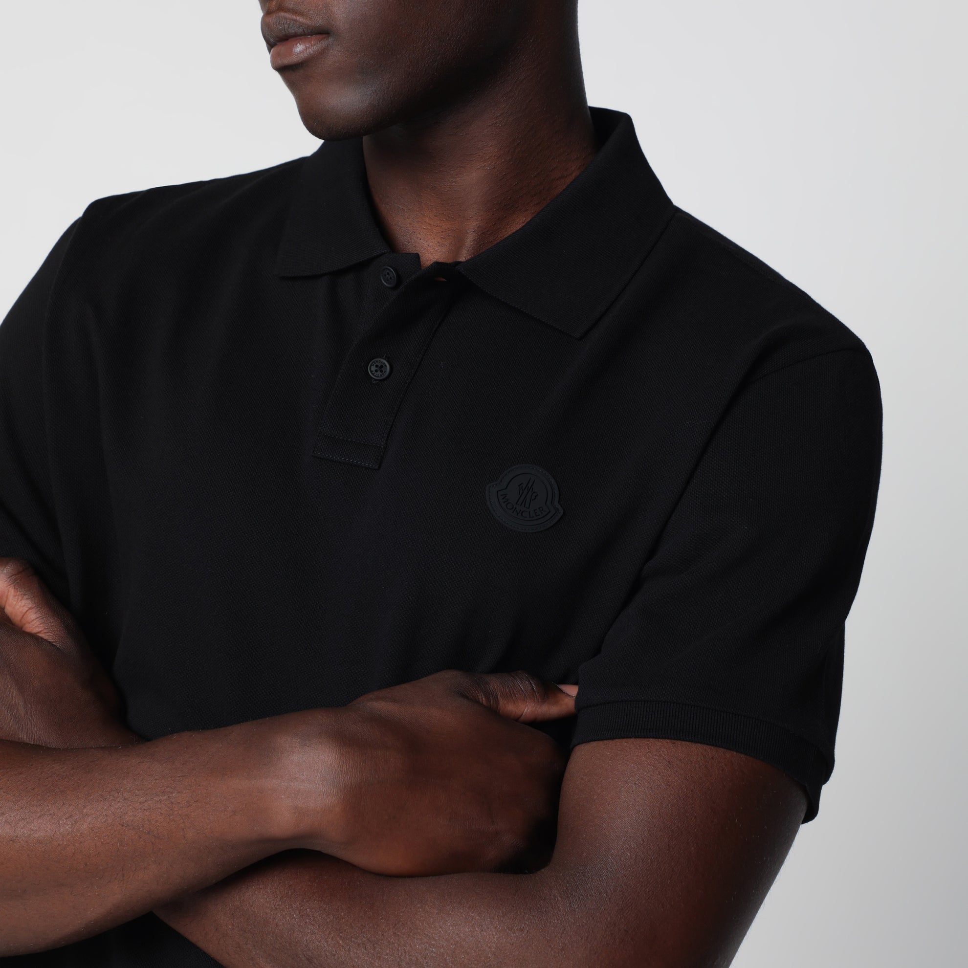 Polo noir en piqué de coton avec patch logo