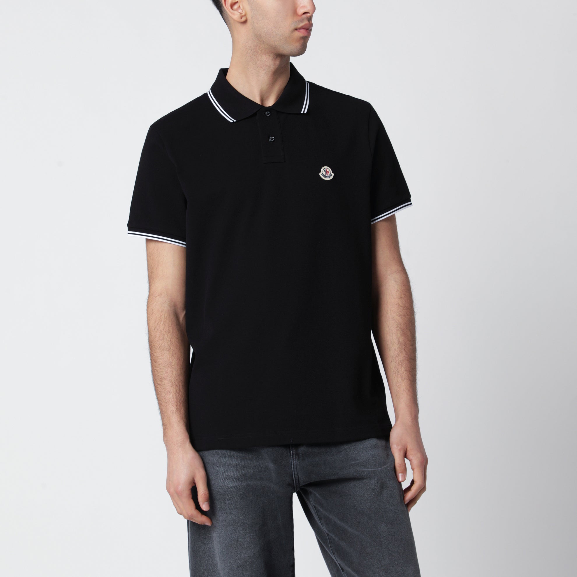 Polo nera in cotone con patch logo