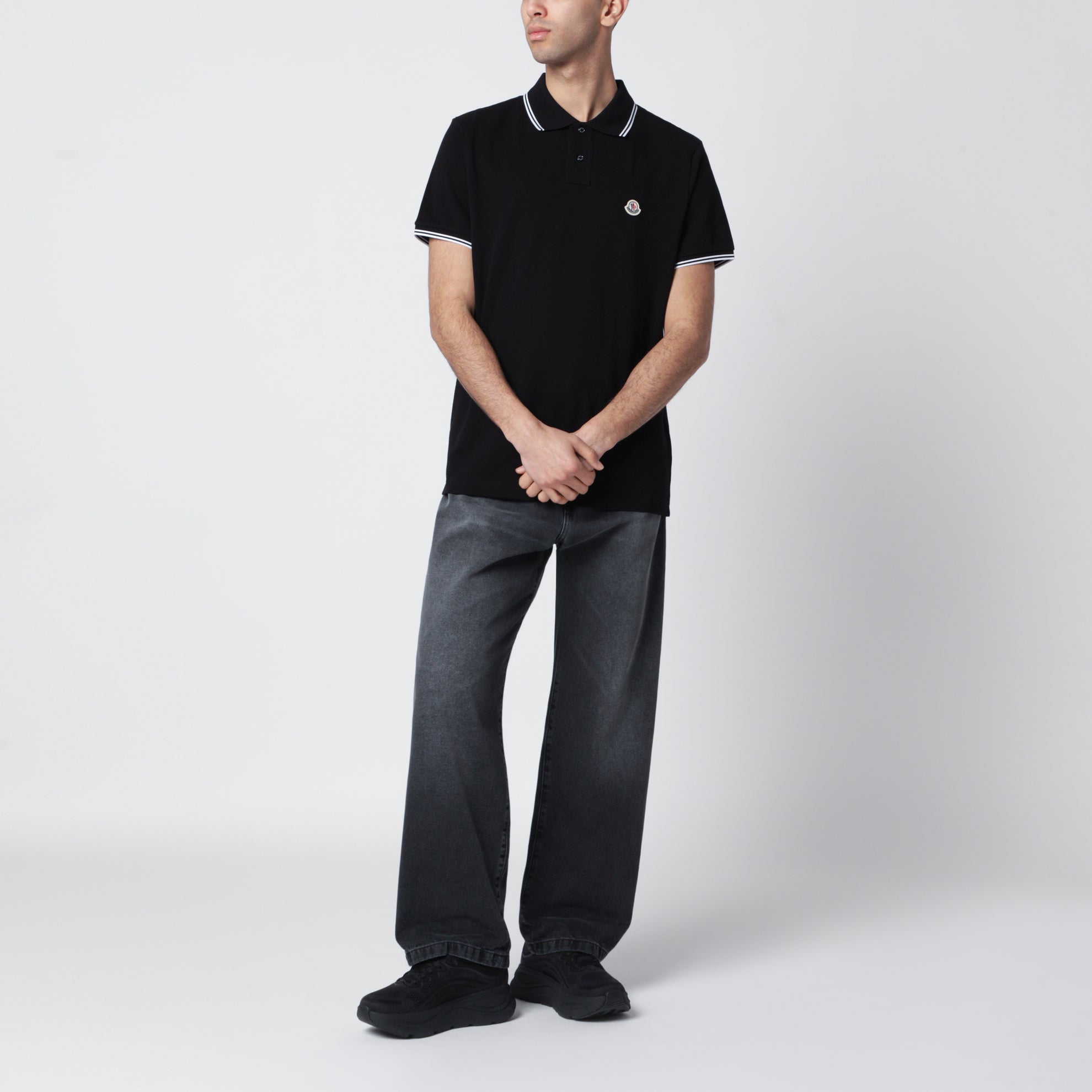 Polo nera in cotone con patch logo