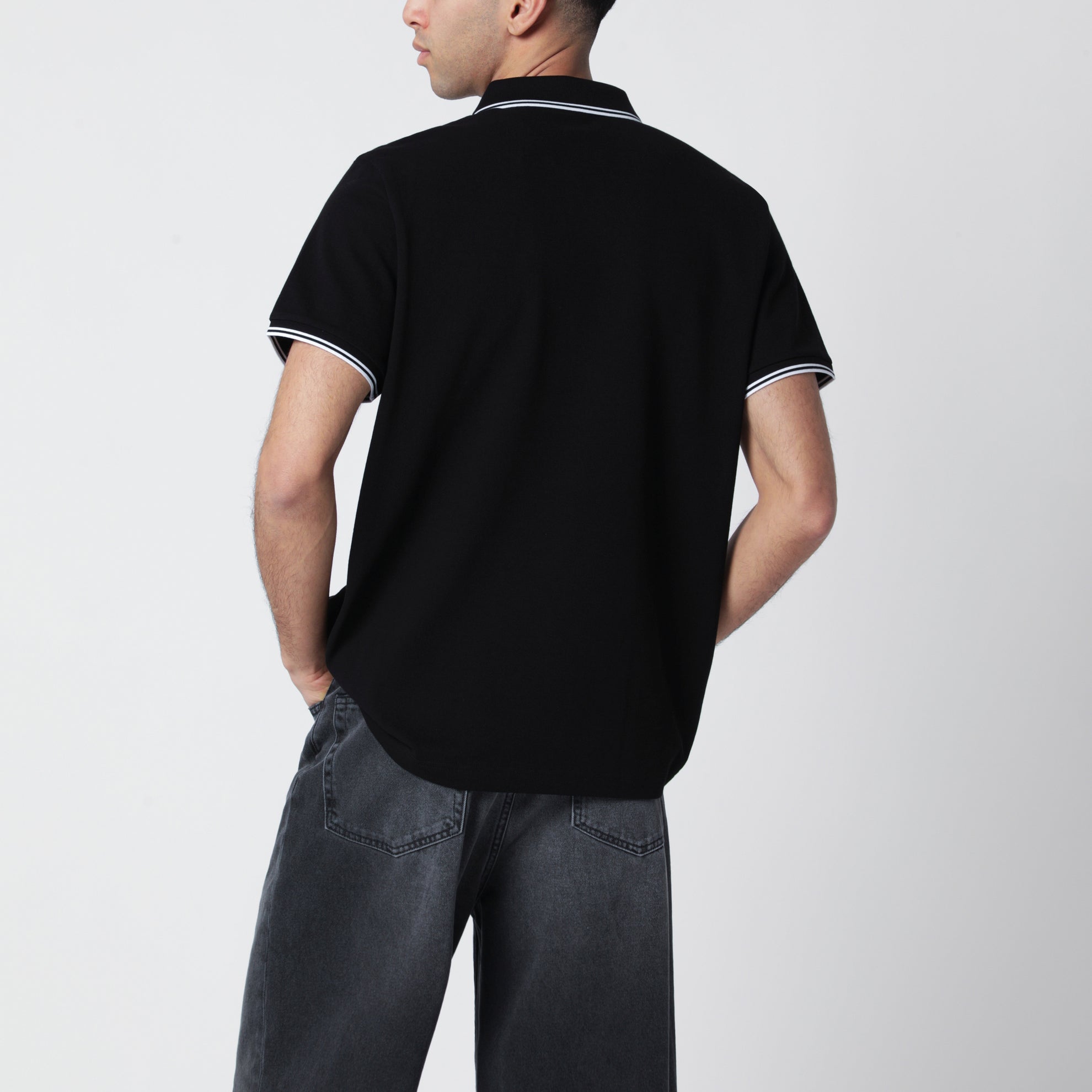 Polo nera in cotone con patch logo