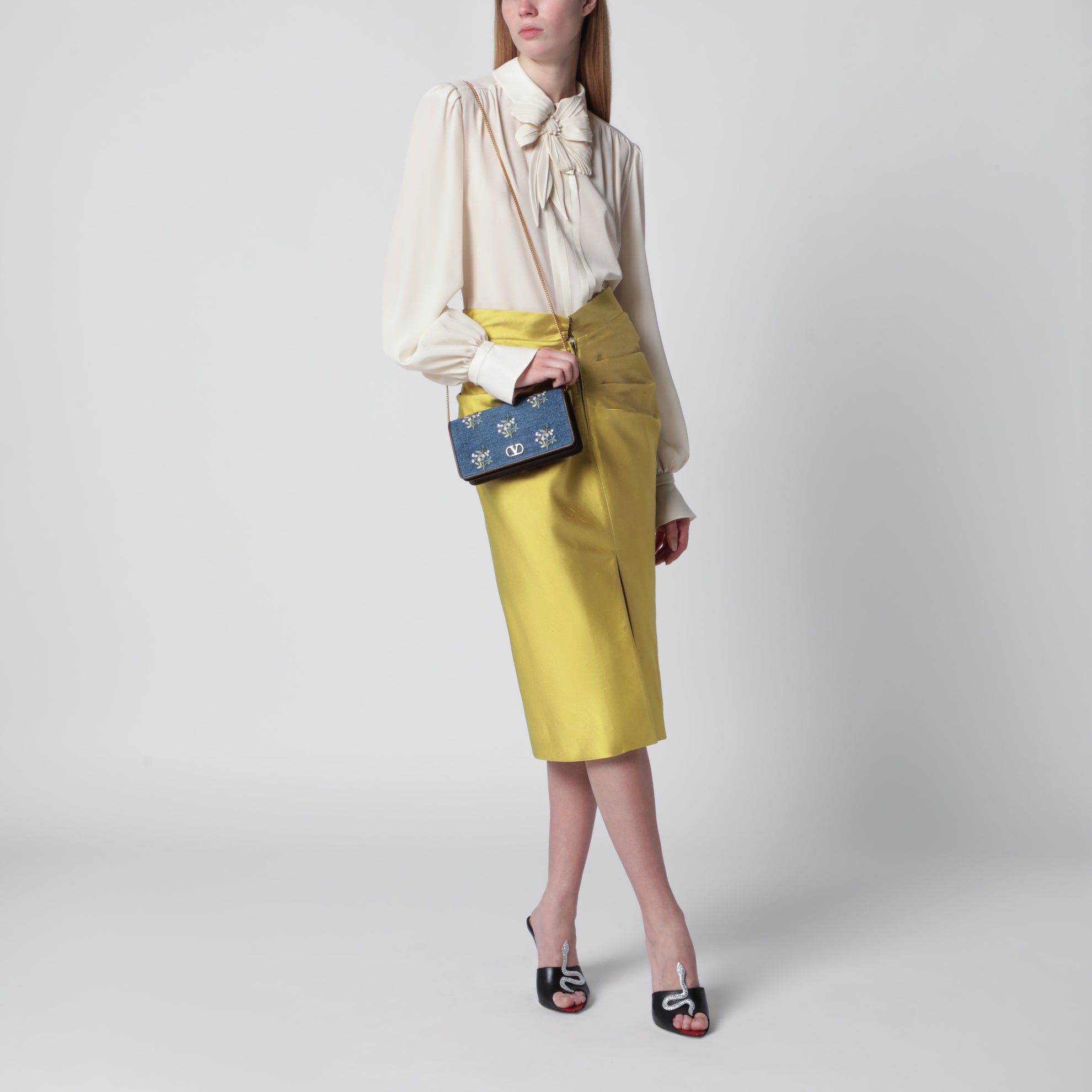 Blusa color vaniglia in seta con fiore