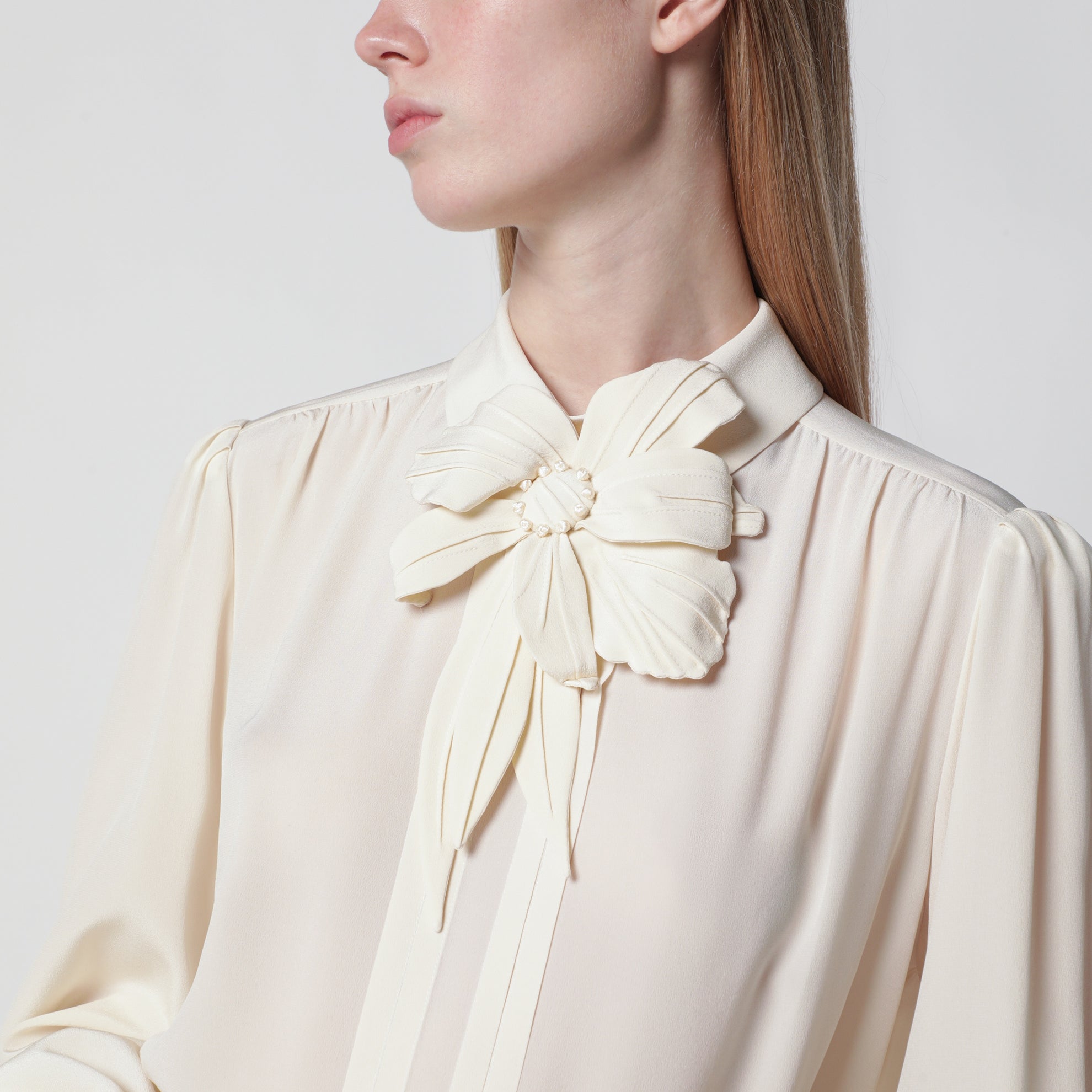 Blusa color vaniglia in seta con fiore
