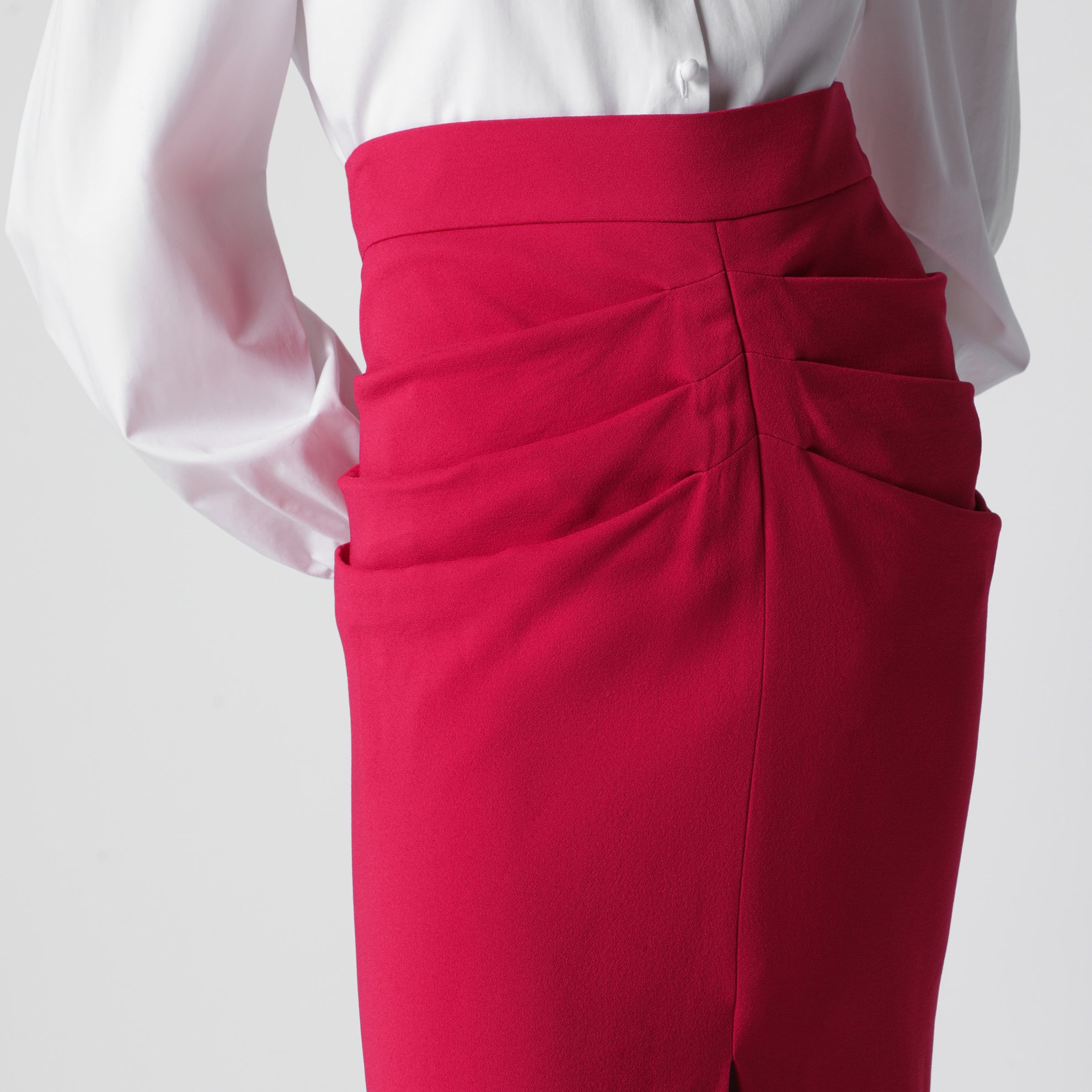 Roter Midirock mit Raffung