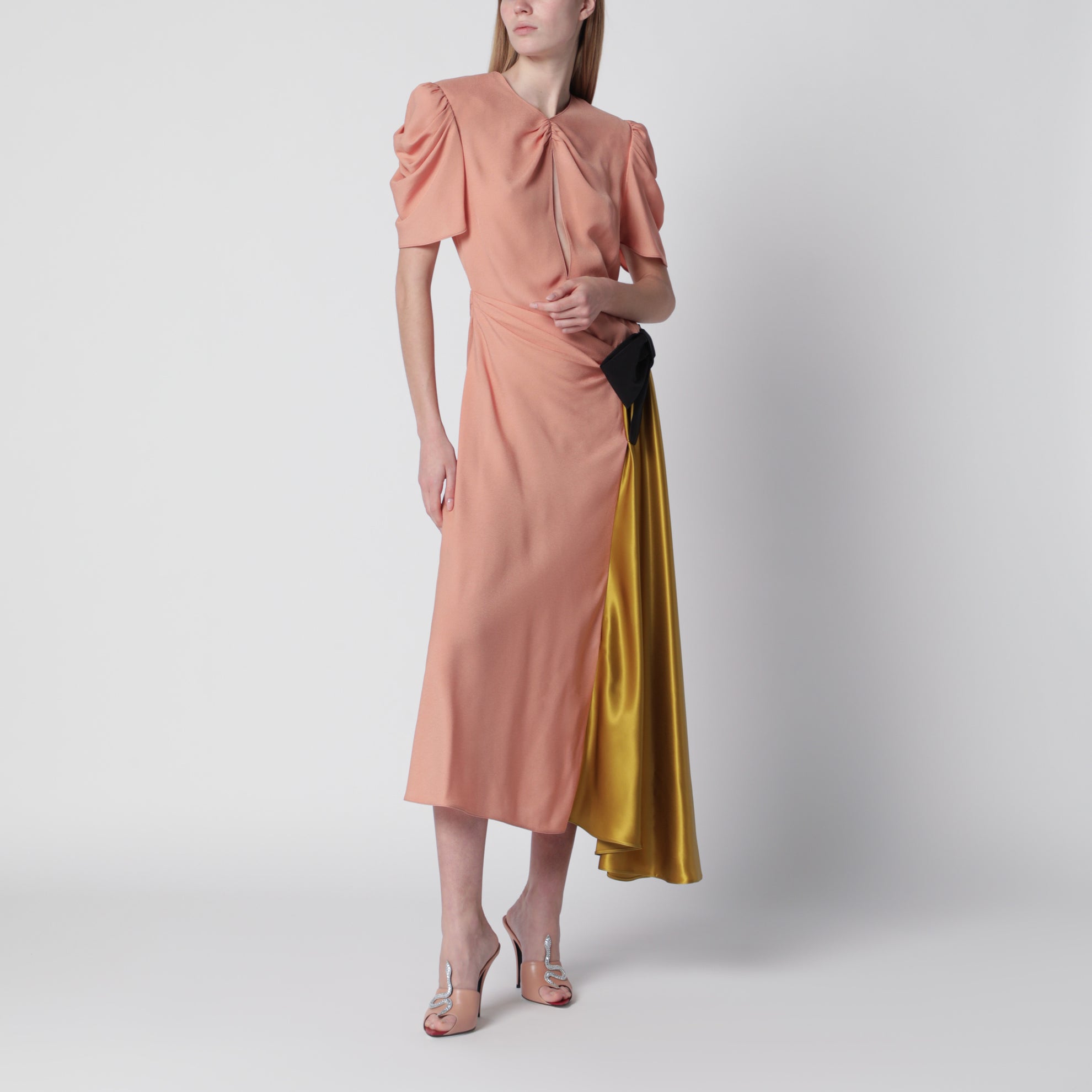 Rosa Midikleid mit Maxi-Schleife
