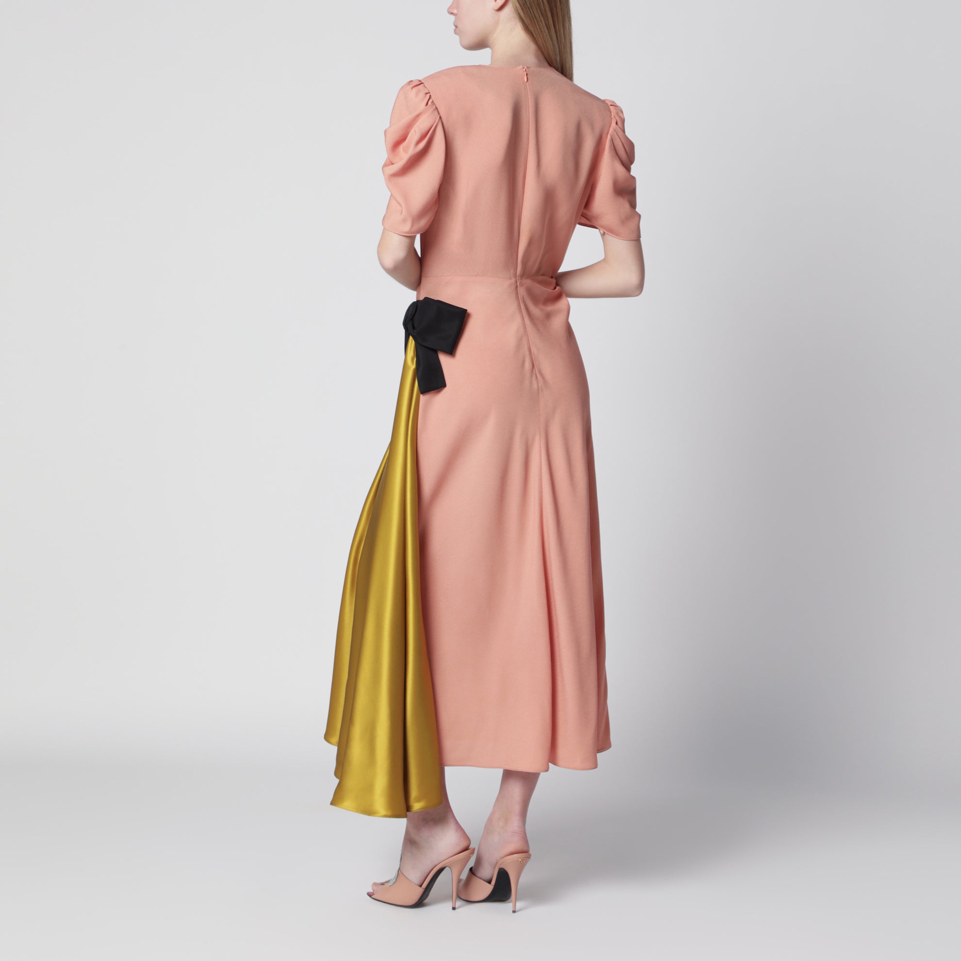 Rosa Midikleid mit Maxi-Schleife
