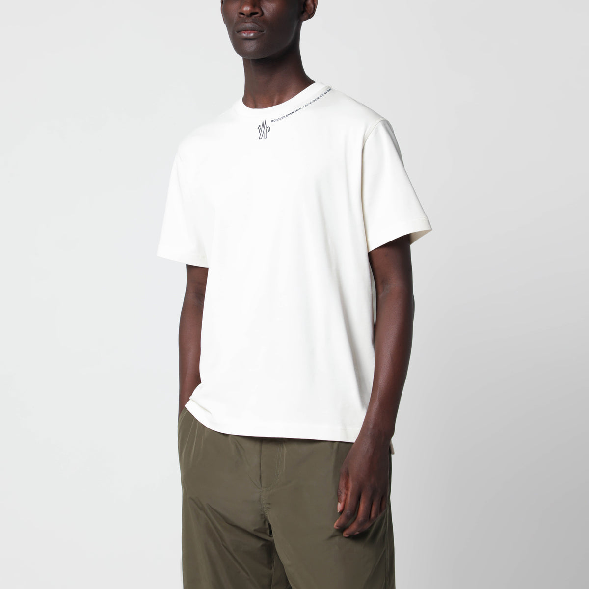 T-shirt avorio in cotone con logo e coordinate